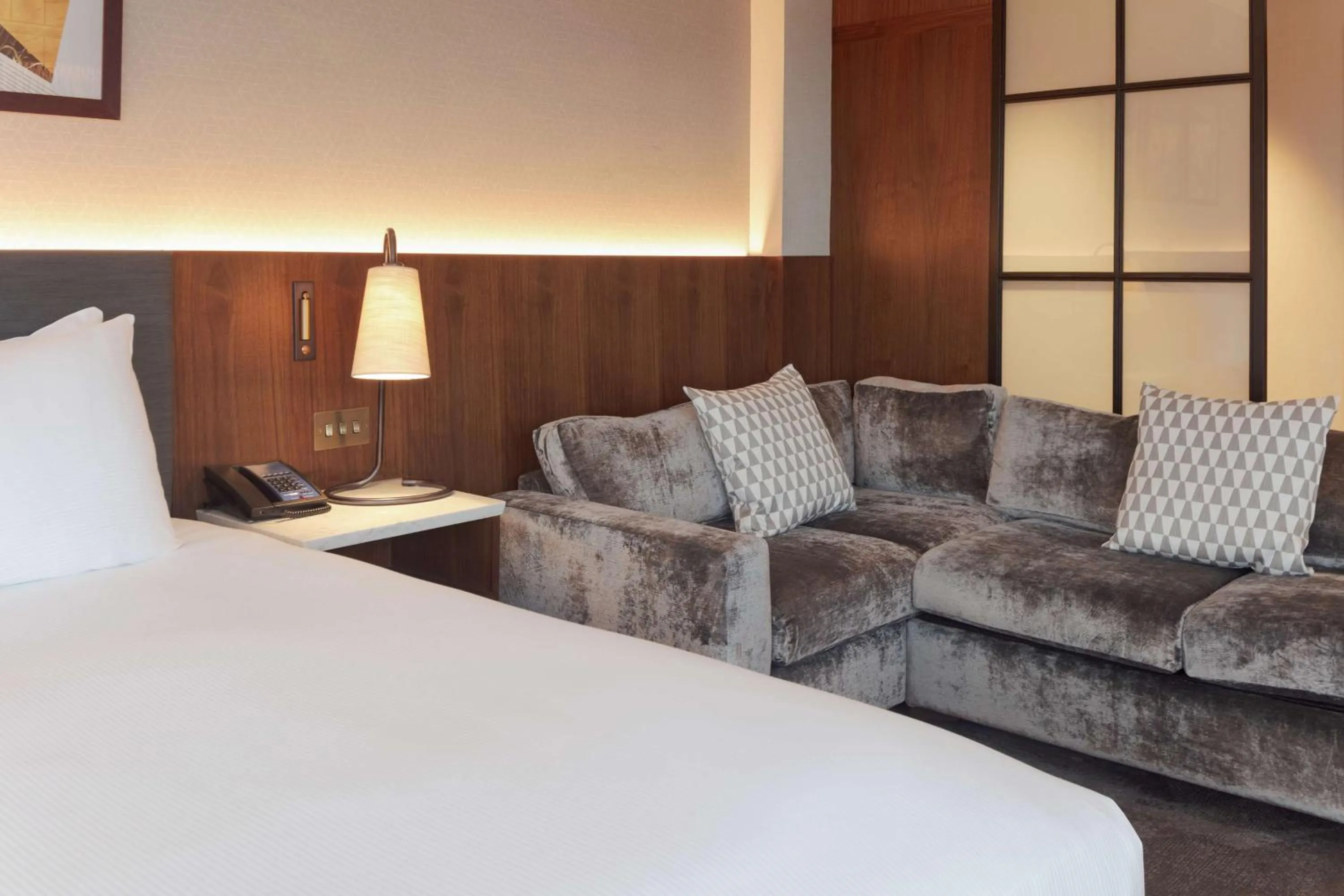 Living room, Bed in Hilton Belfast