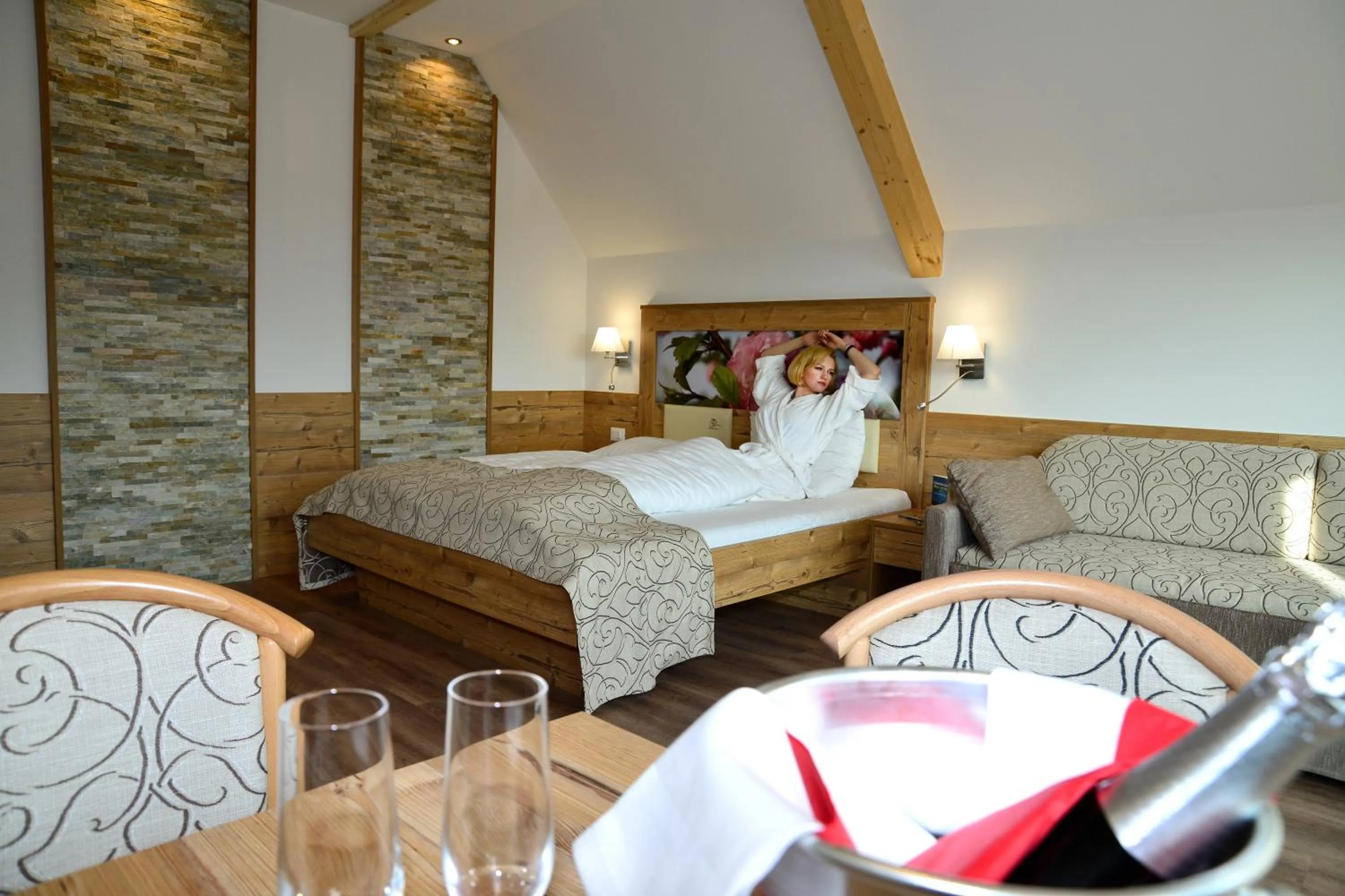 Photo of the whole room, Bed in Molaris Lodge