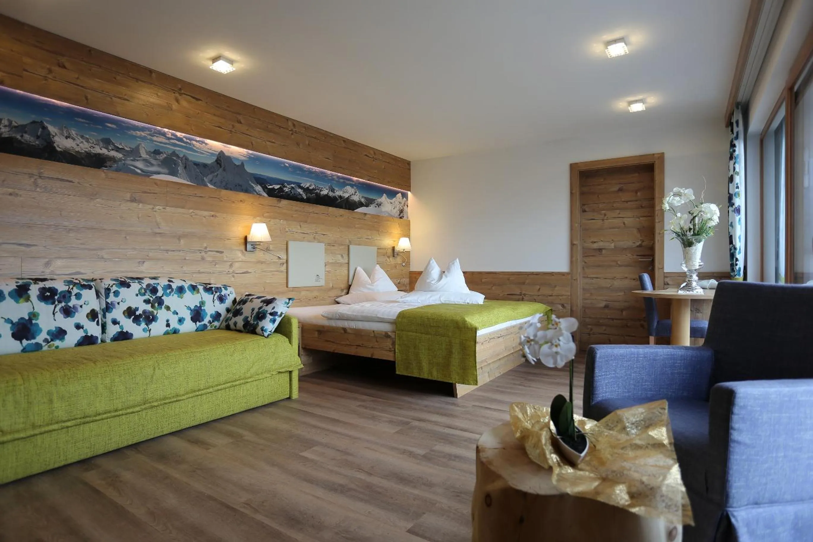 Photo of the whole room, Bed in Molaris Lodge