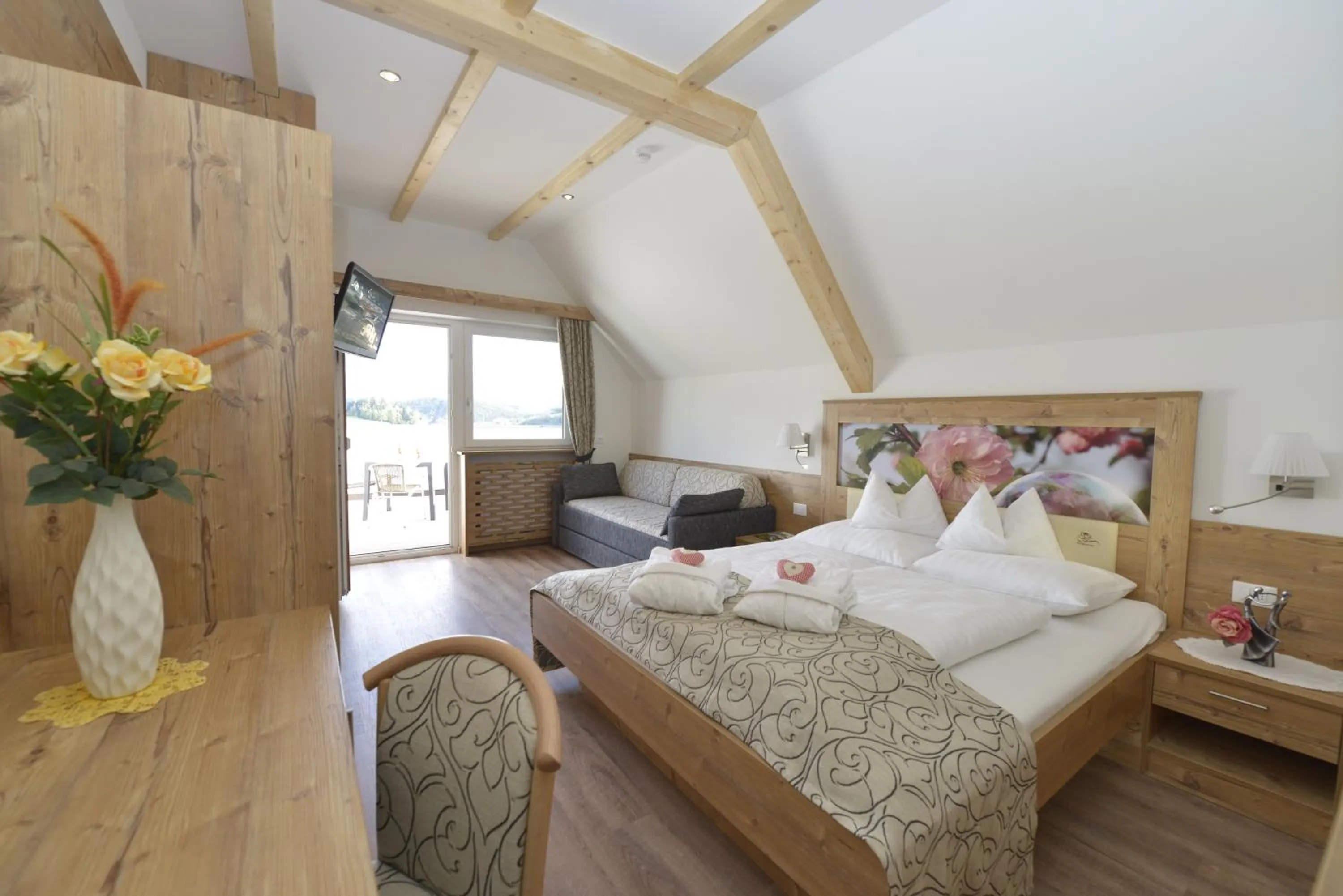 Photo of the whole room, Bed in Molaris Lodge