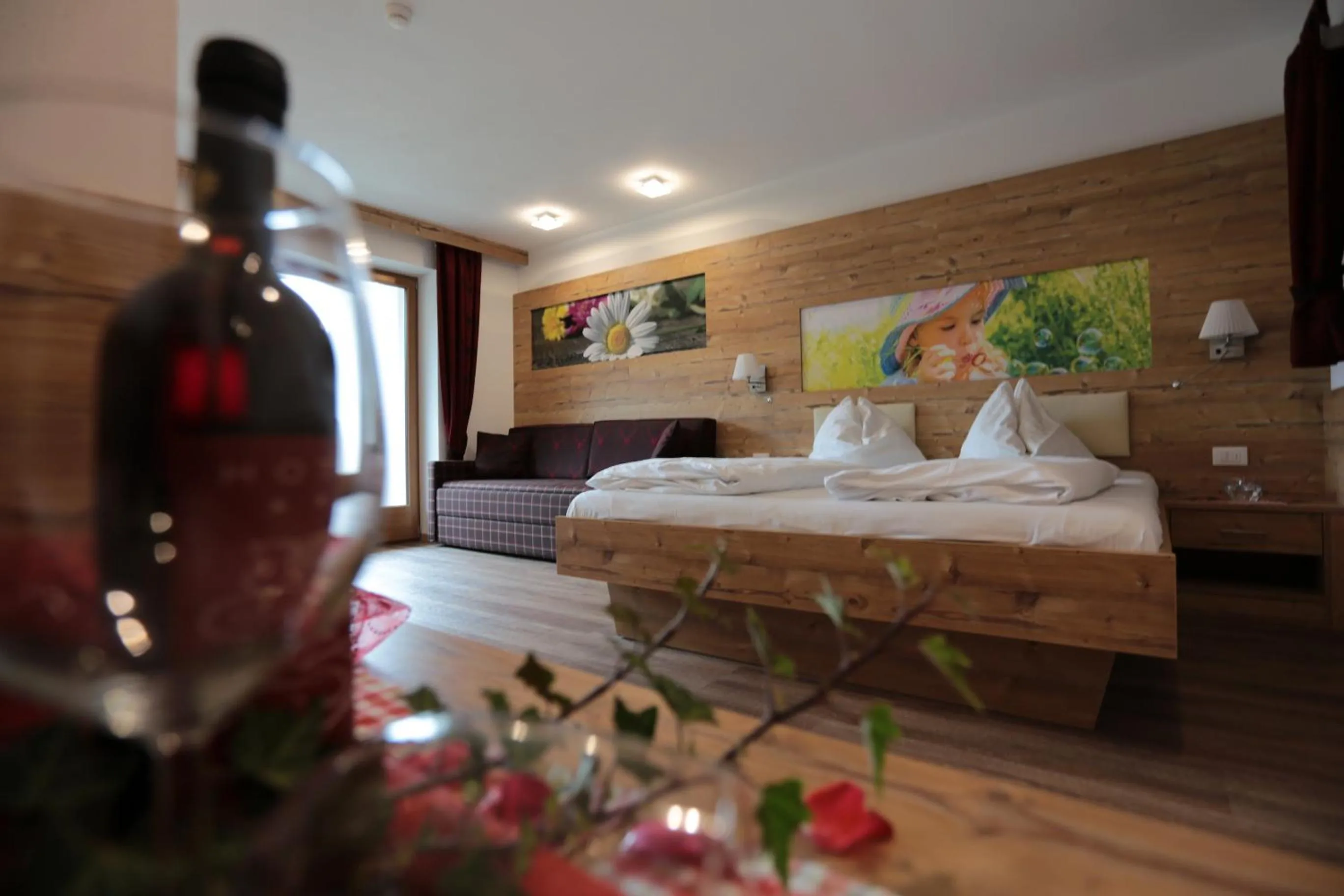 Photo of the whole room, Bed in Molaris Lodge