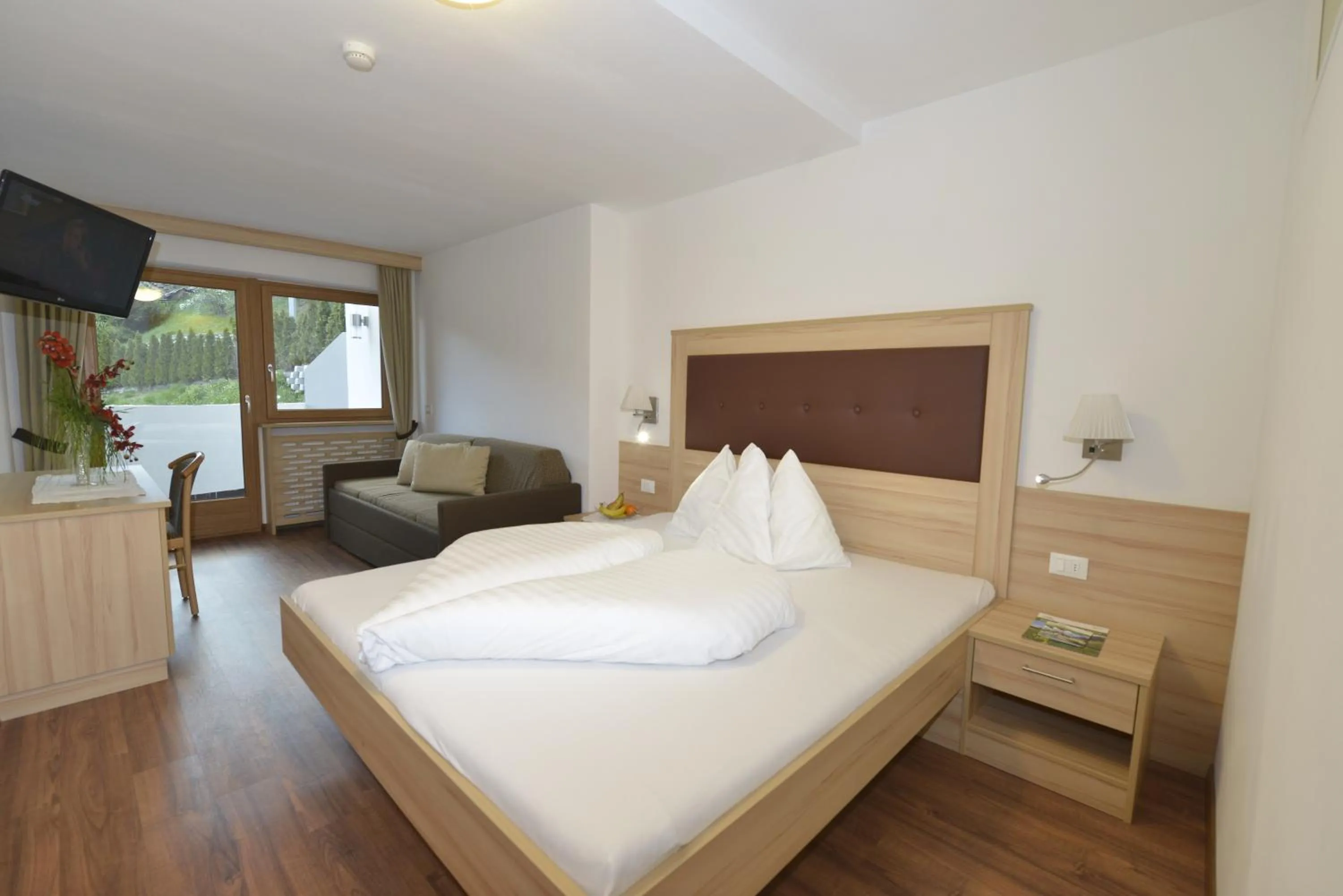 Photo of the whole room, Bed in Molaris Lodge