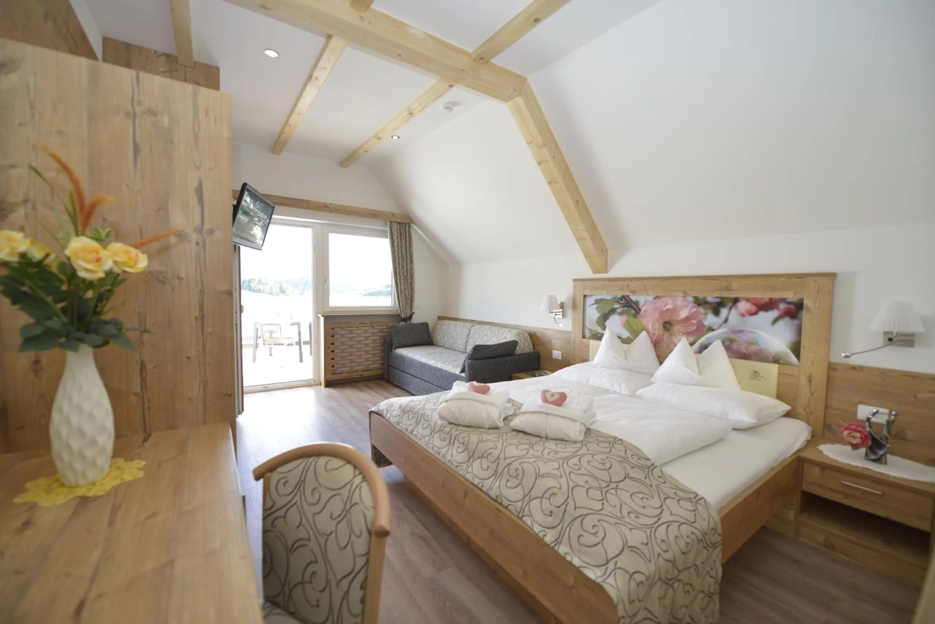 Photo of the whole room, Bed in Molaris Lodge