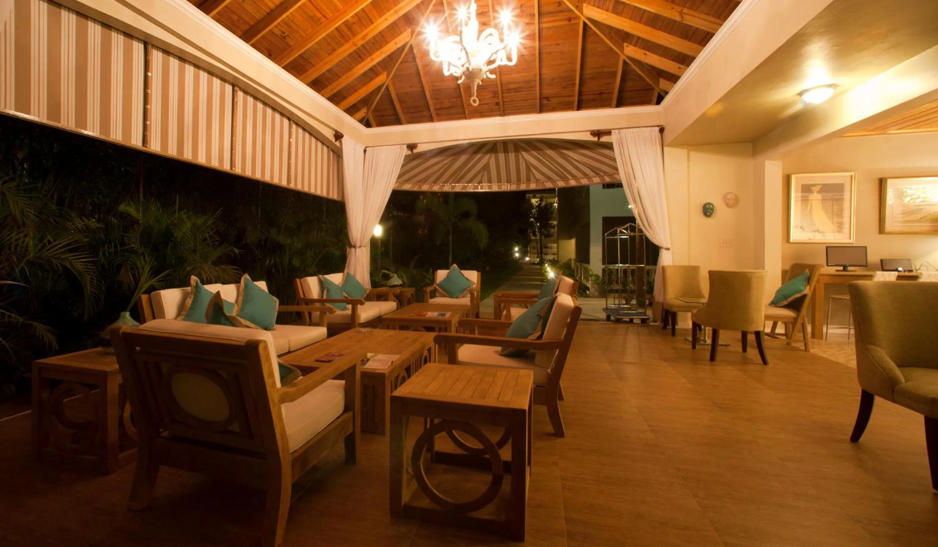 Lounge or bar in Sandy Haven Resort