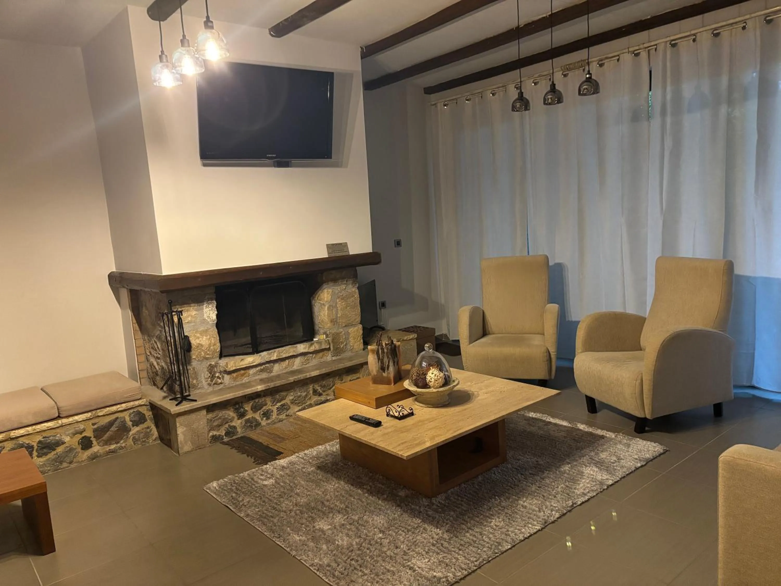 TV and multimedia in Vathyskia Guesthouse