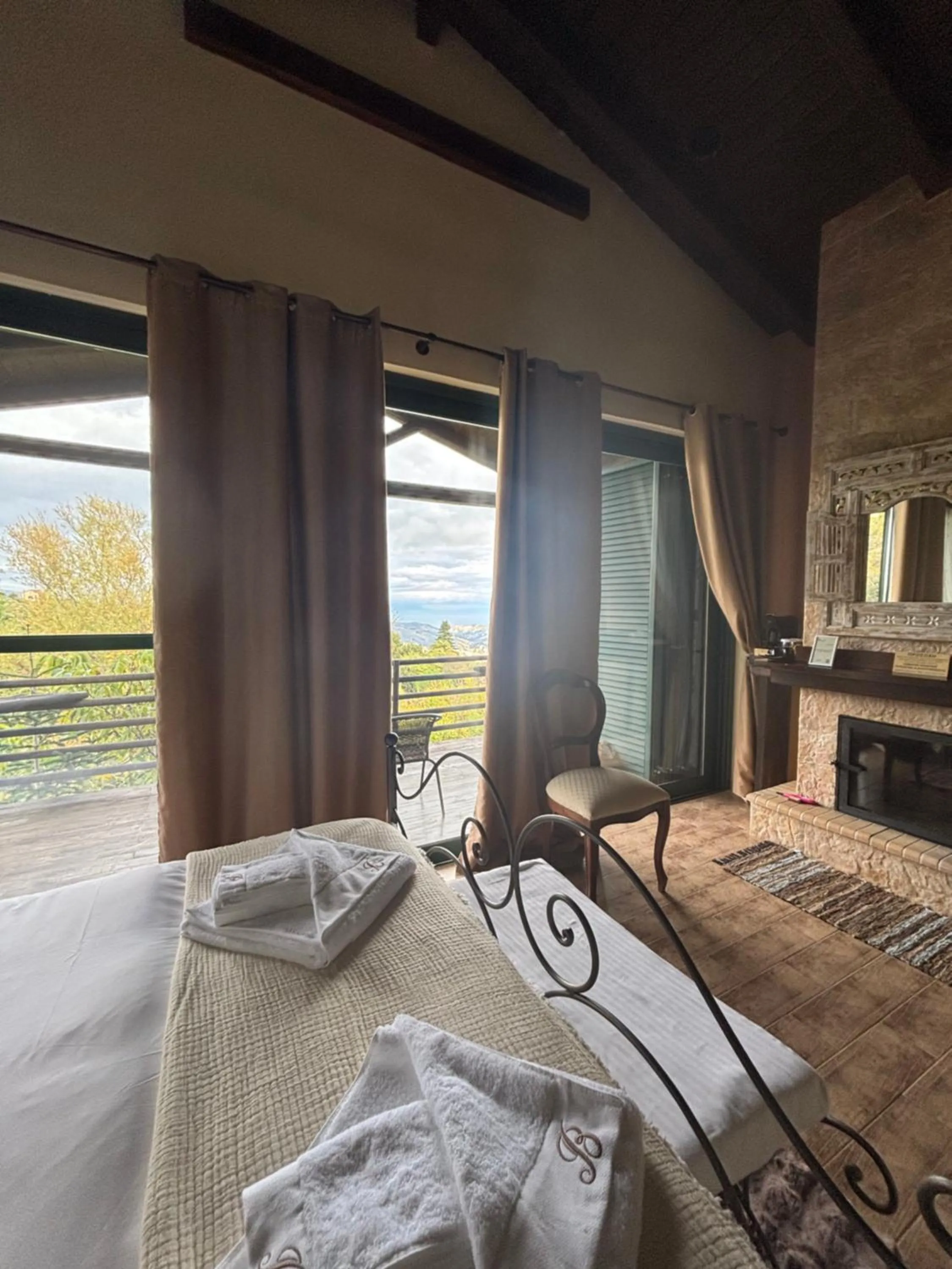 Bed in Vathyskia Guesthouse