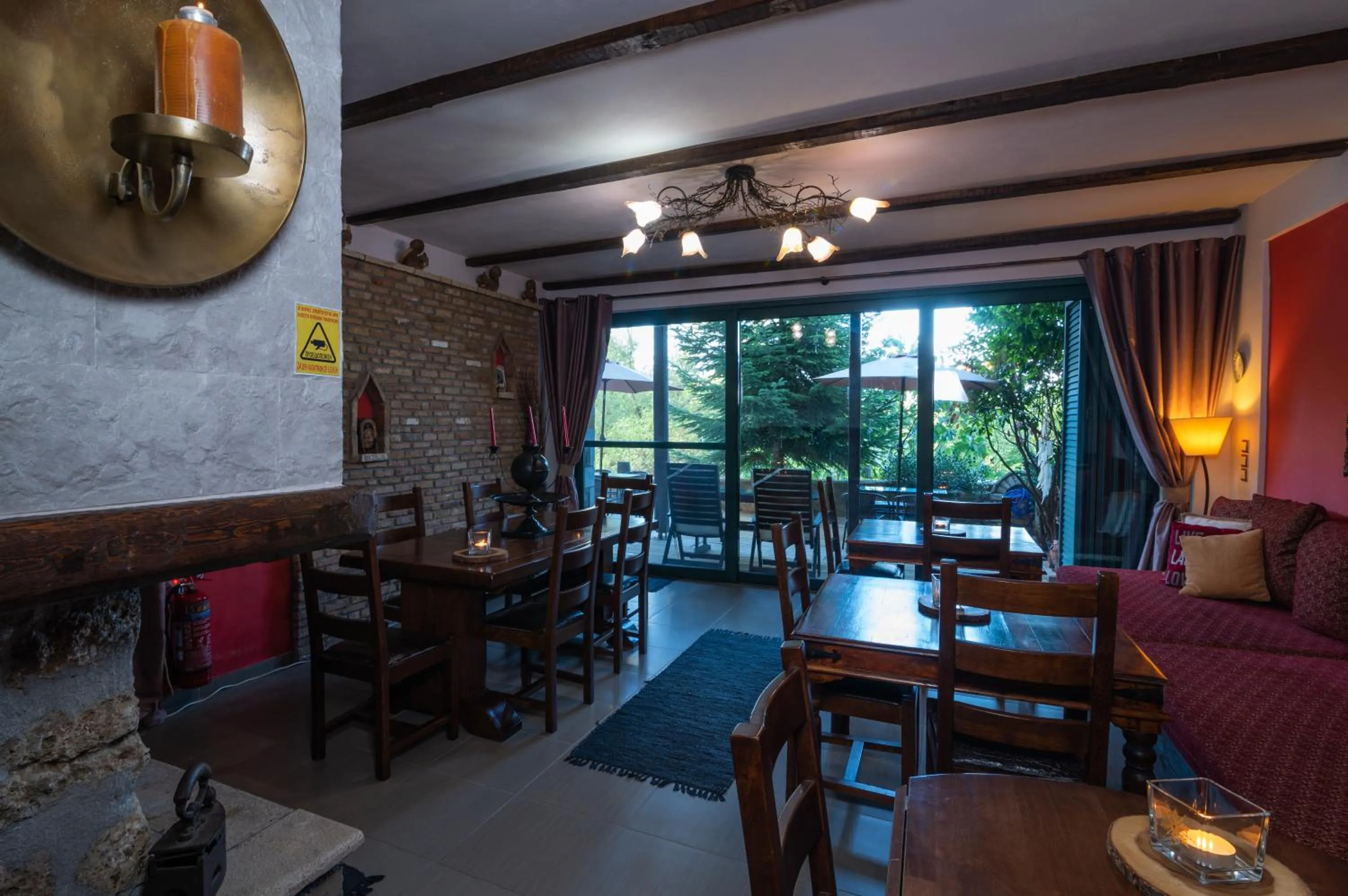 Restaurant/places to eat in Vathyskia Guesthouse