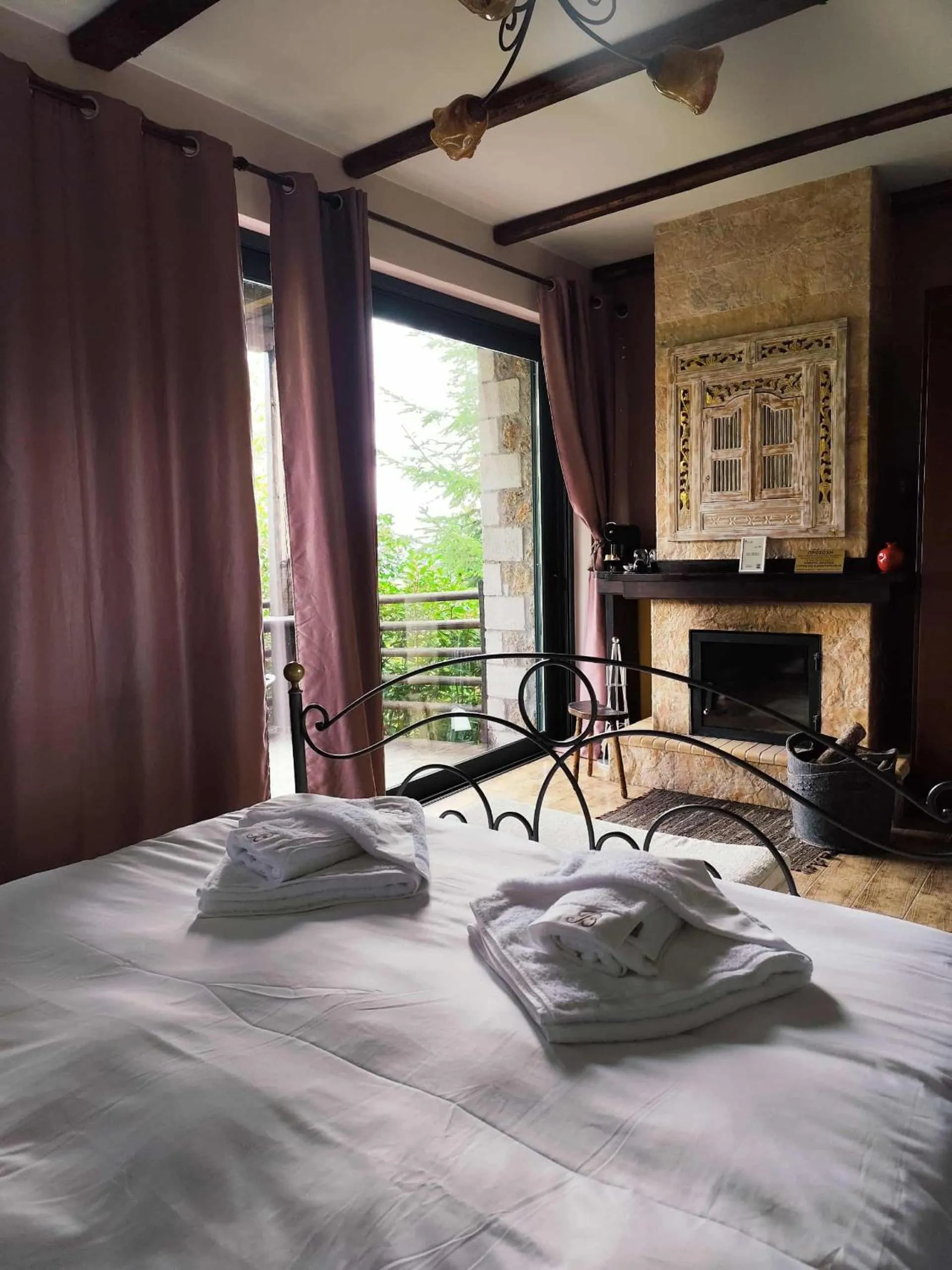 Bed in Vathyskia Guesthouse