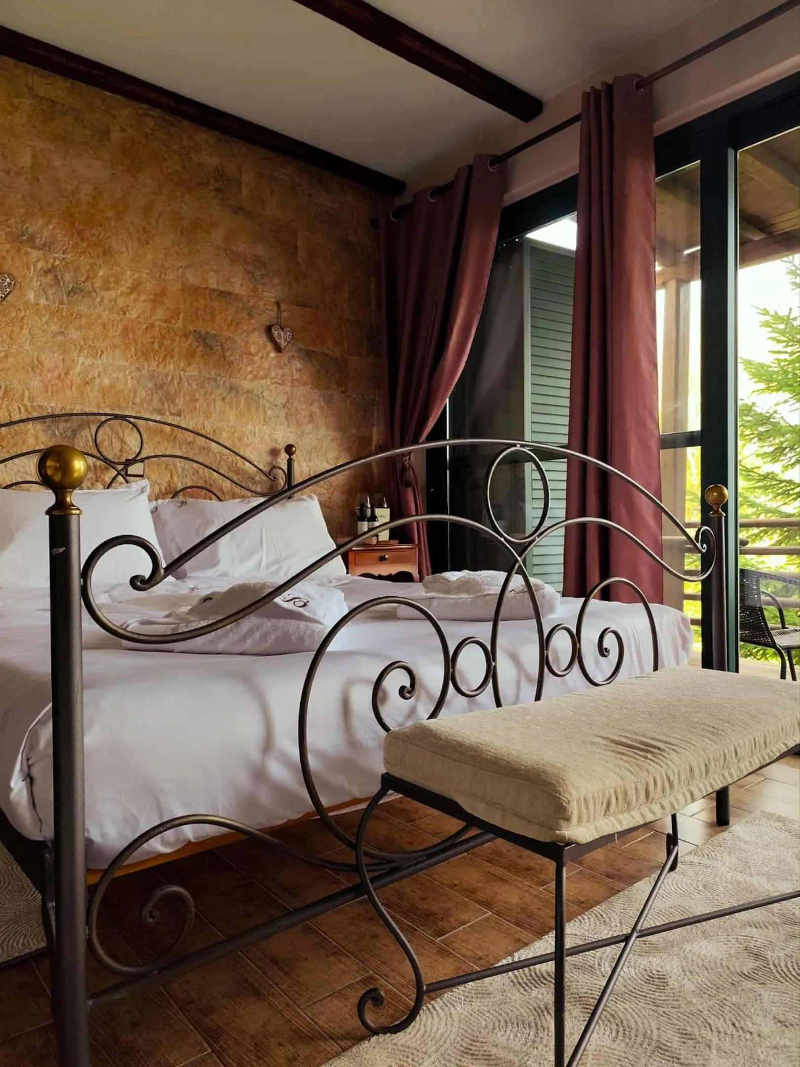 Bed in Vathyskia Guesthouse