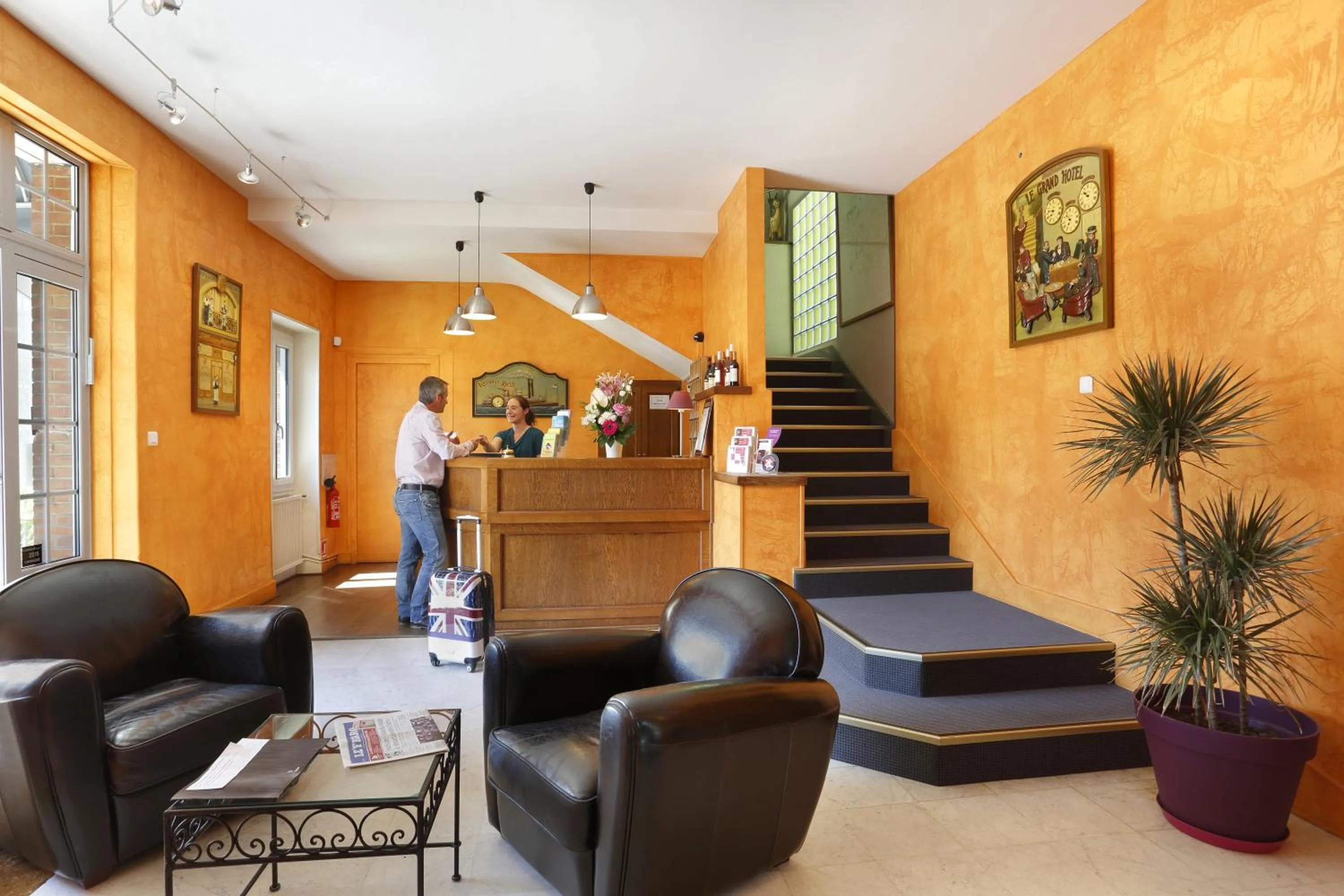 Lobby or reception in Hôtel Les Tilleuls, Bourges