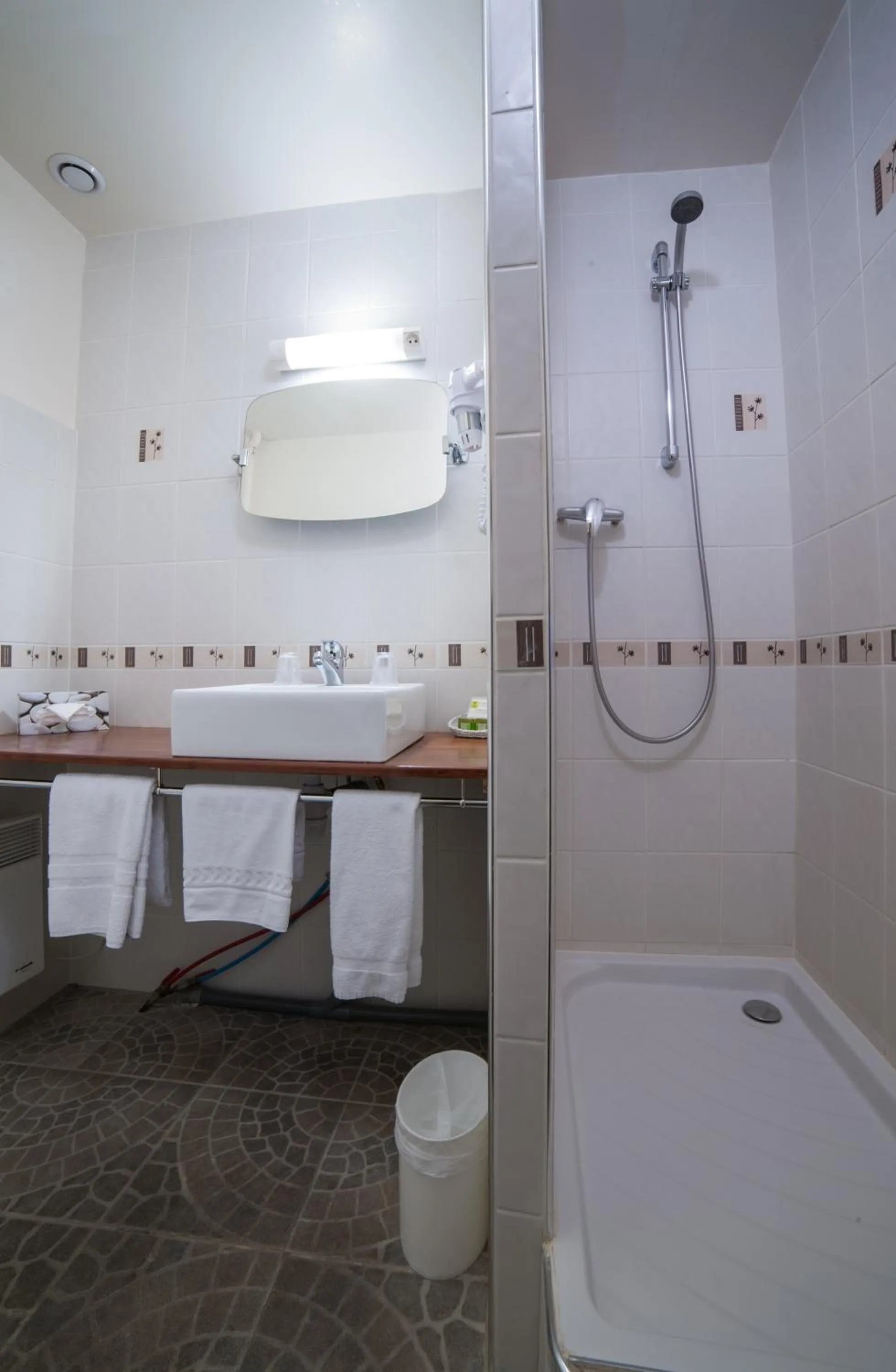 Shower in Hôtel Les Tilleuls, Bourges