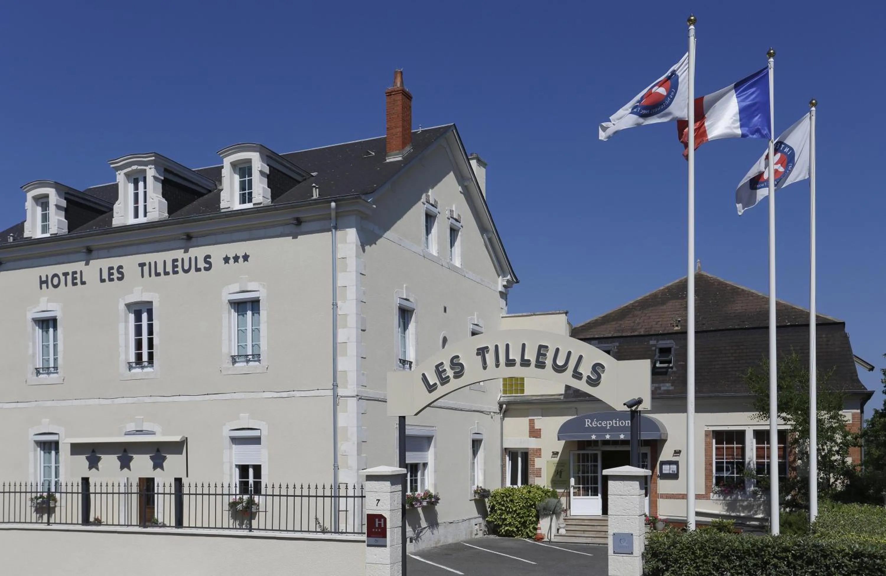 Facade/entrance in Hôtel Les Tilleuls, Bourges
