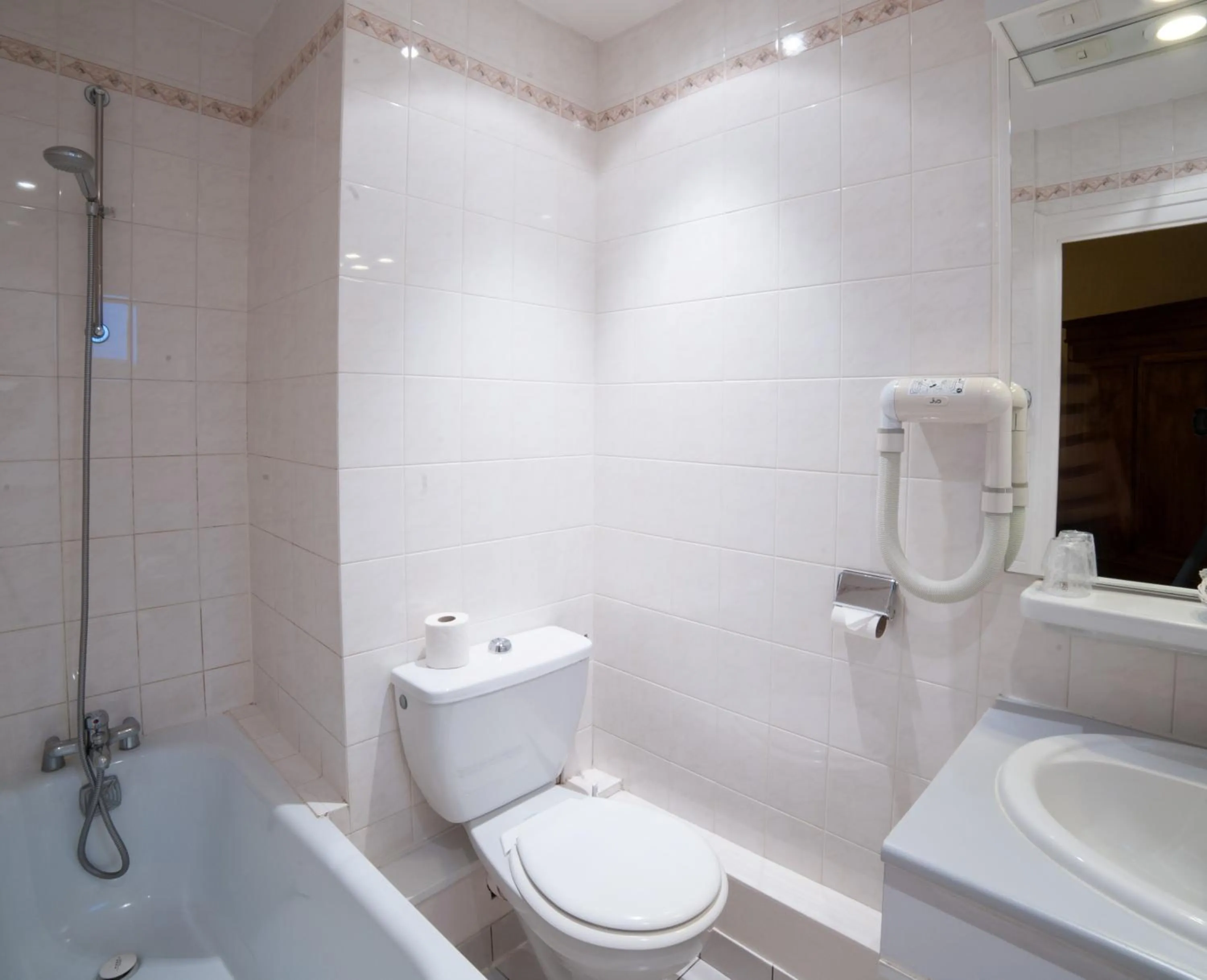 Bathroom in Hôtel Les Tilleuls, Bourges