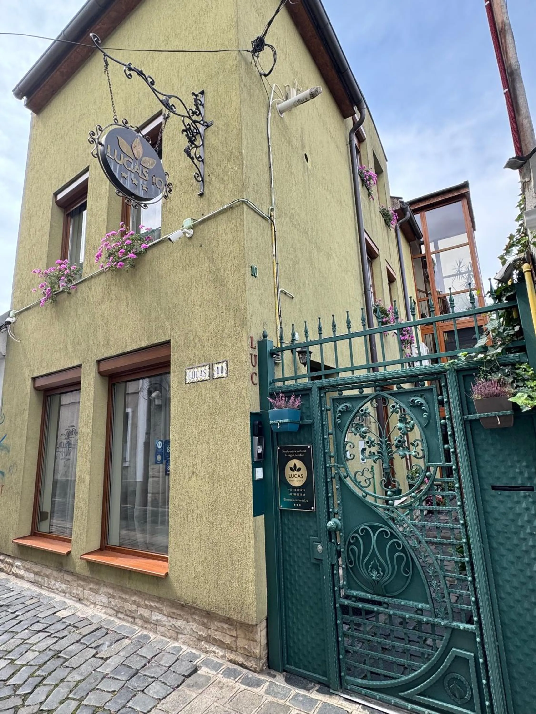 Property building in Lucas 10 Apartments