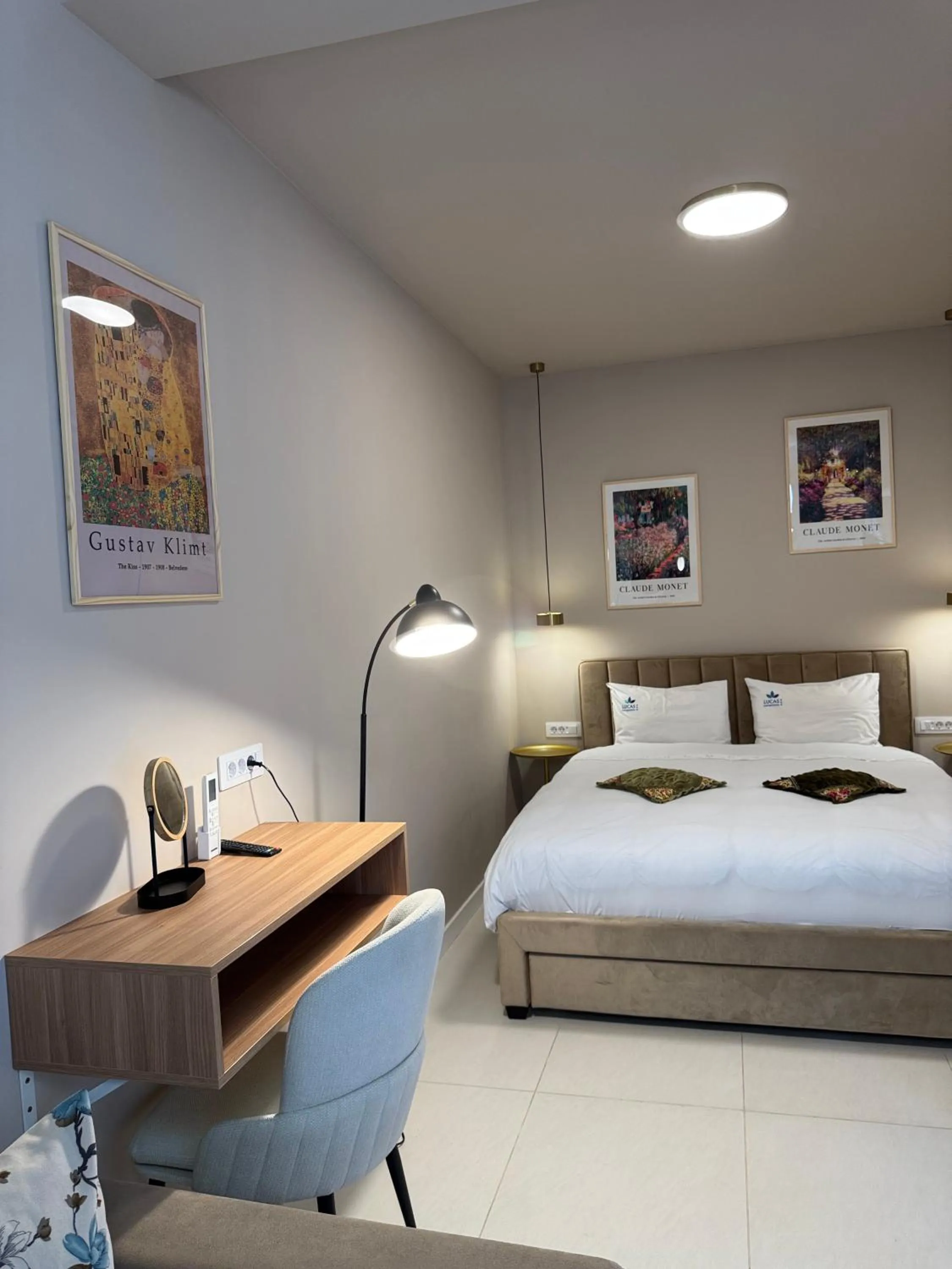 Bed in Lucas 10 Apartments