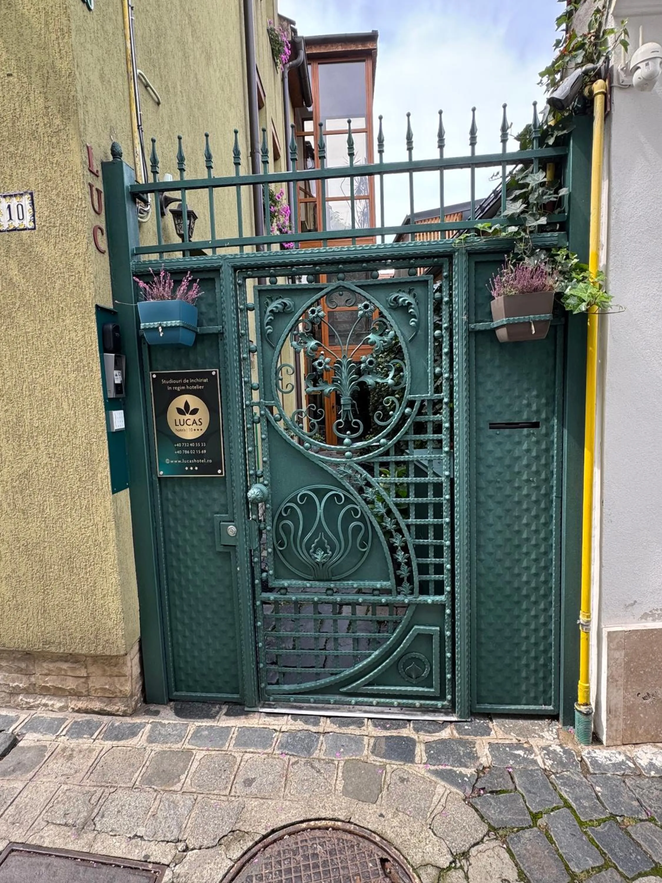 Facade/entrance in Lucas 10 Apartments