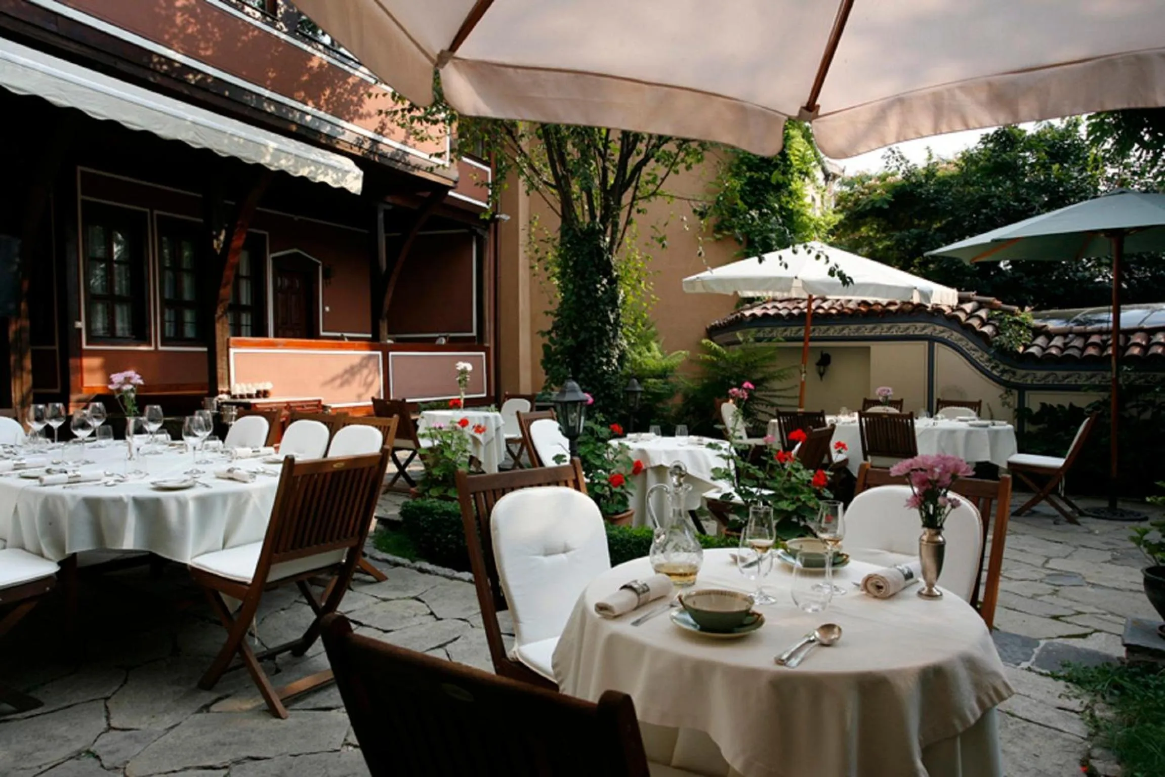 Patio in Old Legends Hotel