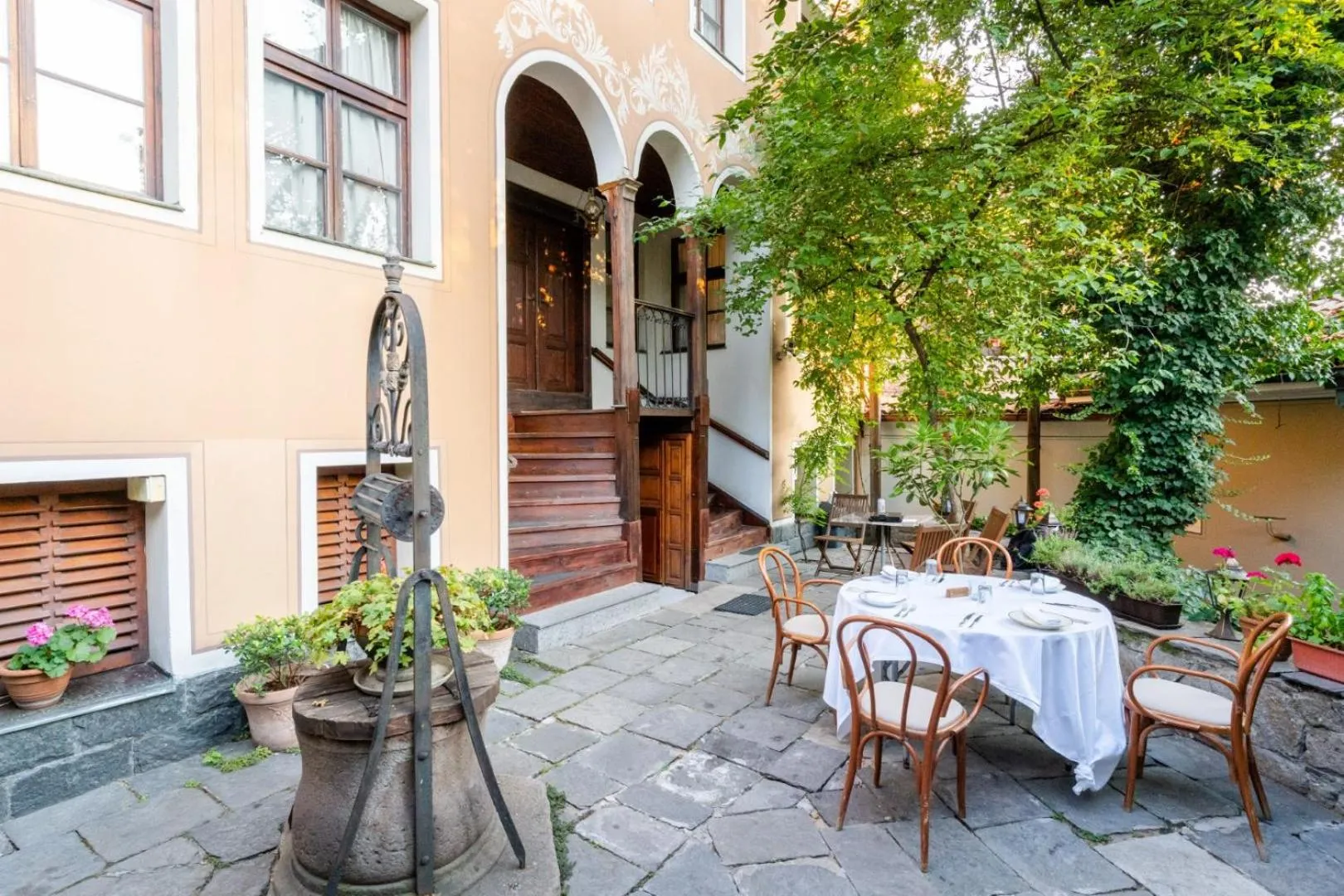 Patio in Old Legends Hotel