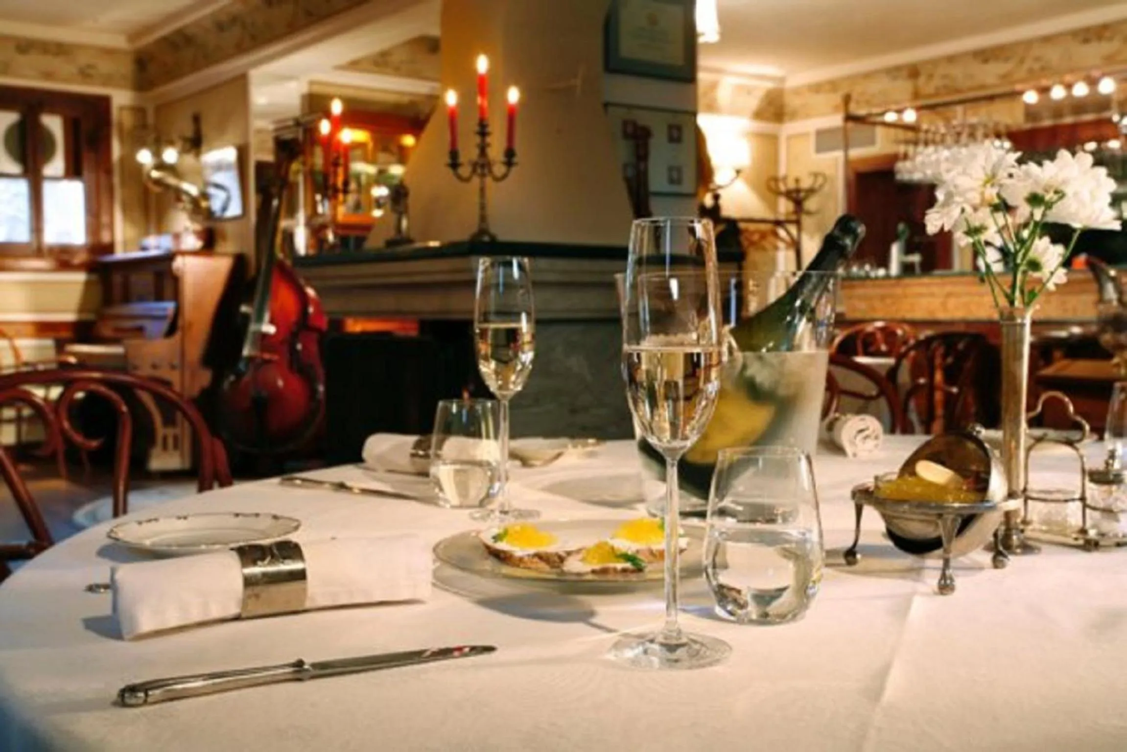 Restaurant/places to eat in Old Legends Hotel