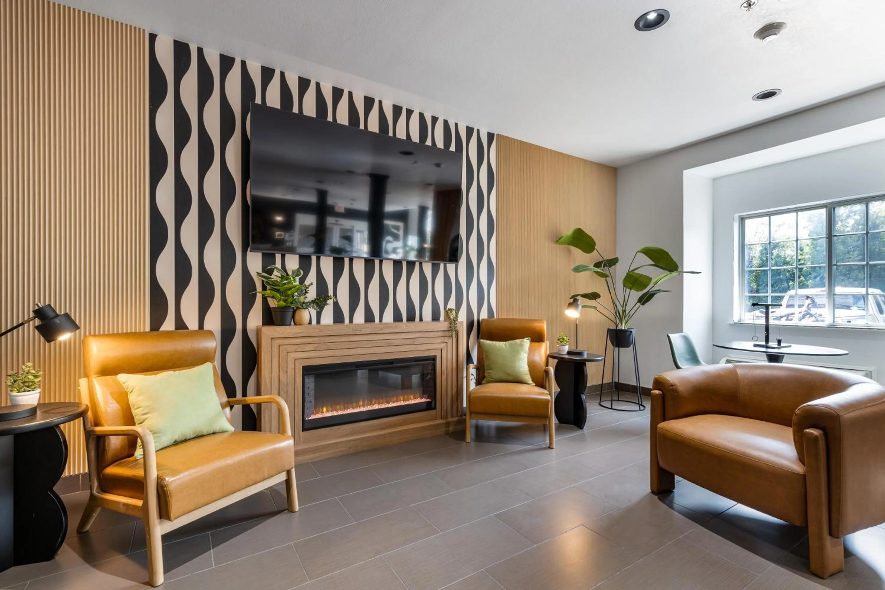 Communal lounge/ TV room in The Block Hotel