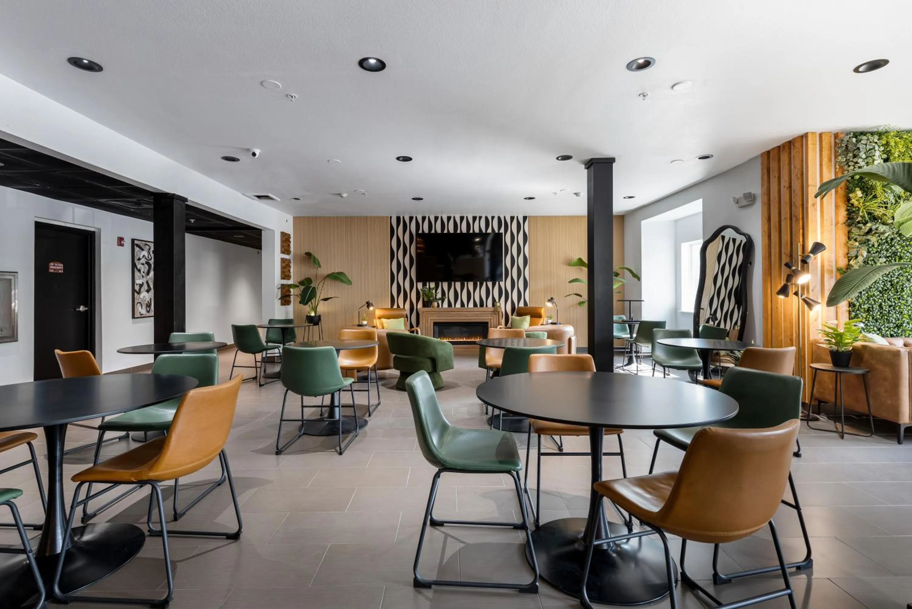 Restaurant/places to eat in The Block Hotel