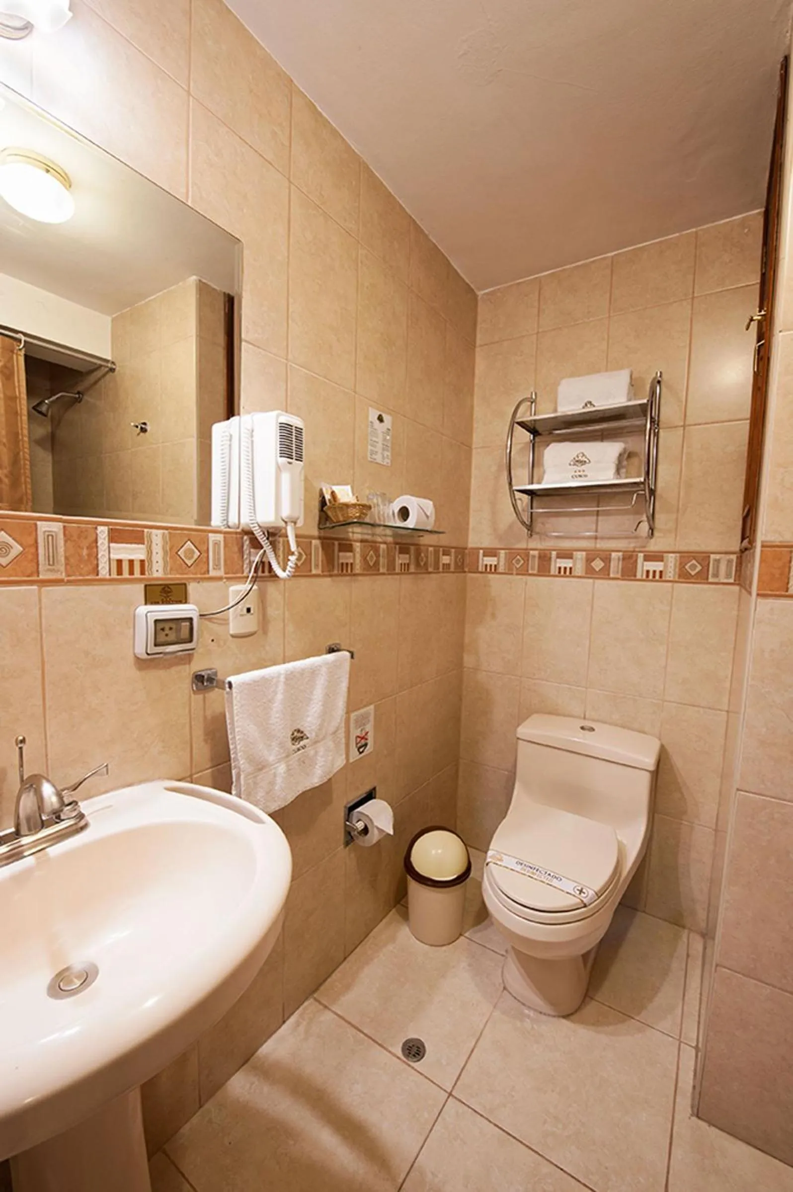 Photo of the whole room in Hotel Mabey Cusco