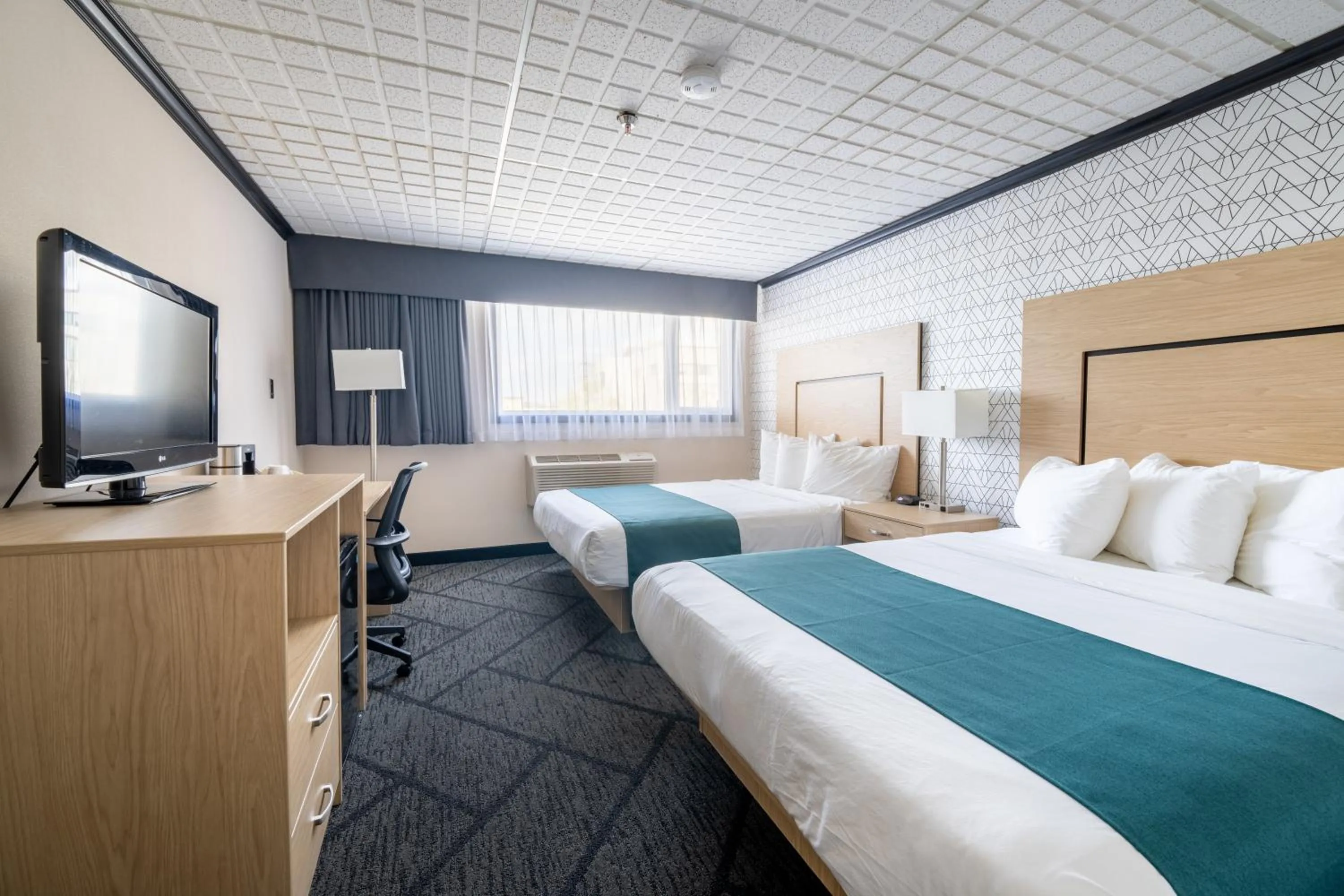 Bed in Sternwheeler Hotel & Conference Centre, Trademark by Wyndham