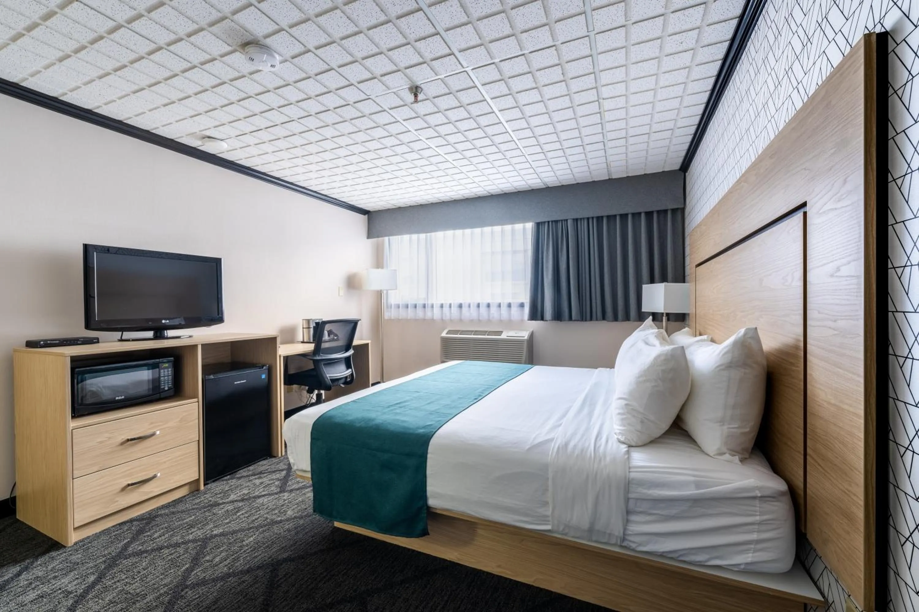 Bed in Sternwheeler Hotel & Conference Centre, Trademark by Wyndham