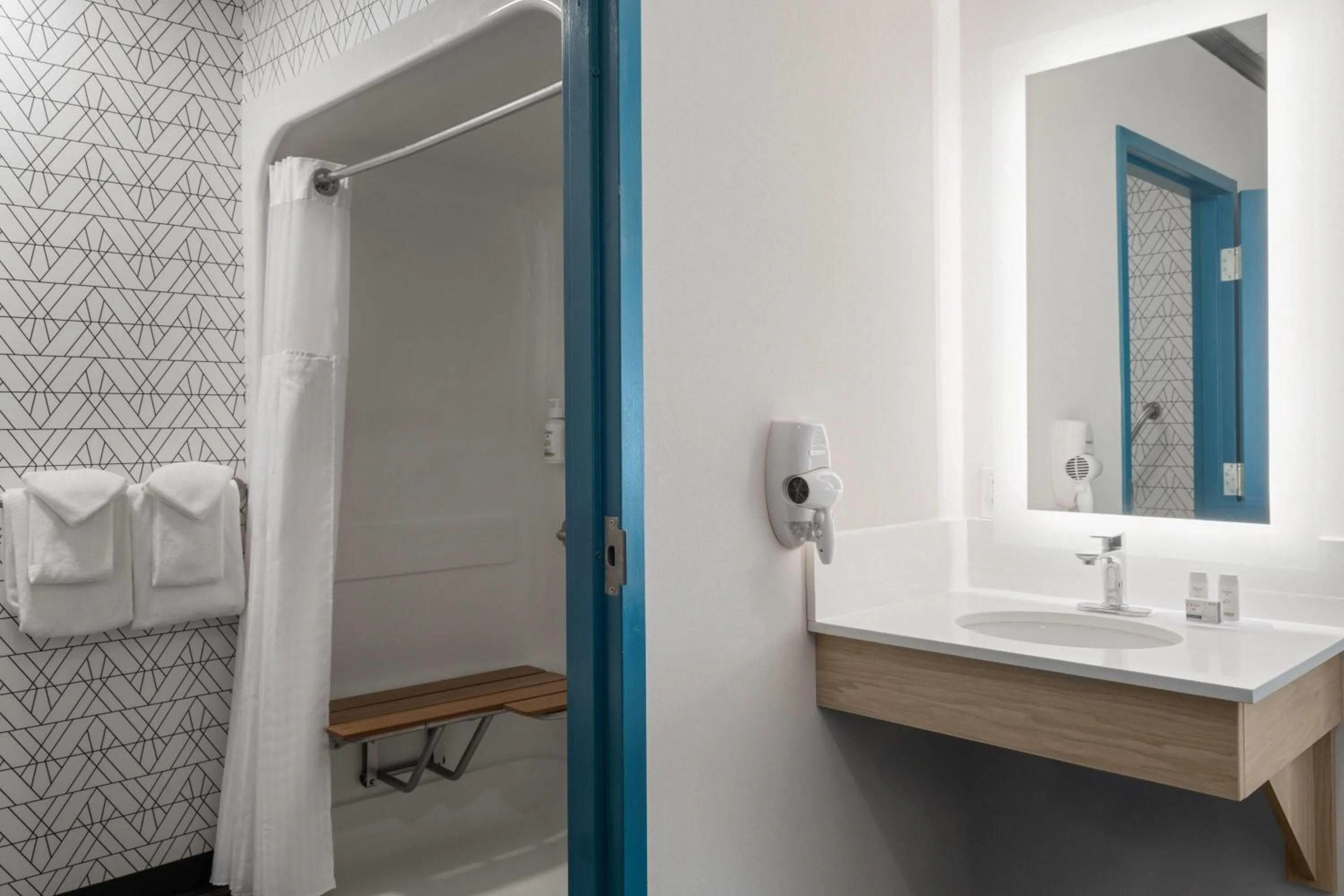 Shower in Sternwheeler Hotel & Conference Centre, Trademark by Wyndham