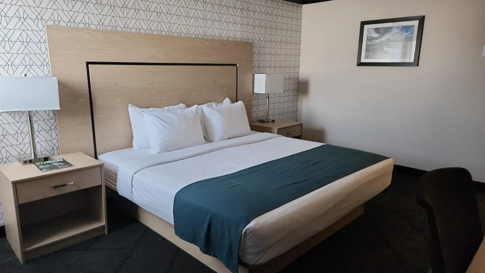 Bed in Sternwheeler Hotel & Conference Centre, Trademark by Wyndham