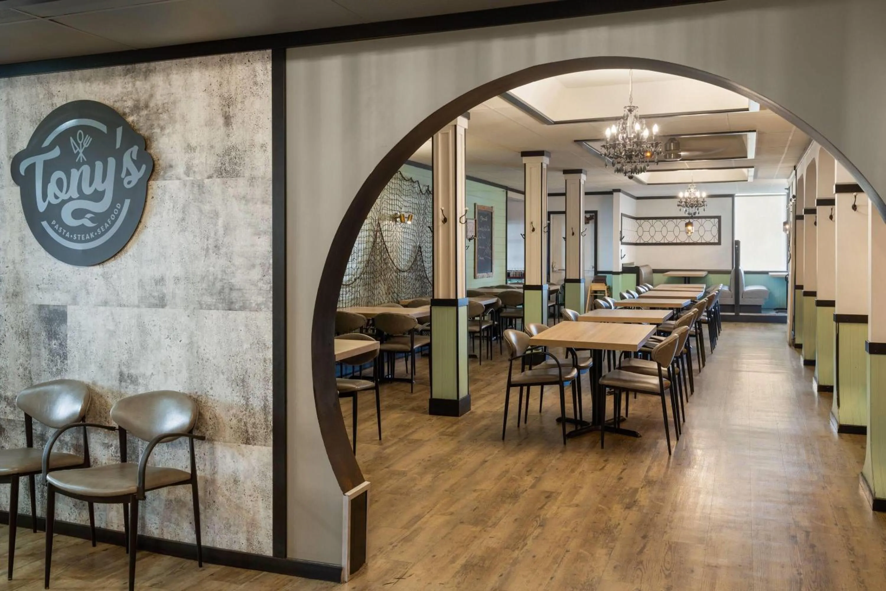 Restaurant/places to eat in Sternwheeler Hotel & Conference Centre, Trademark by Wyndham