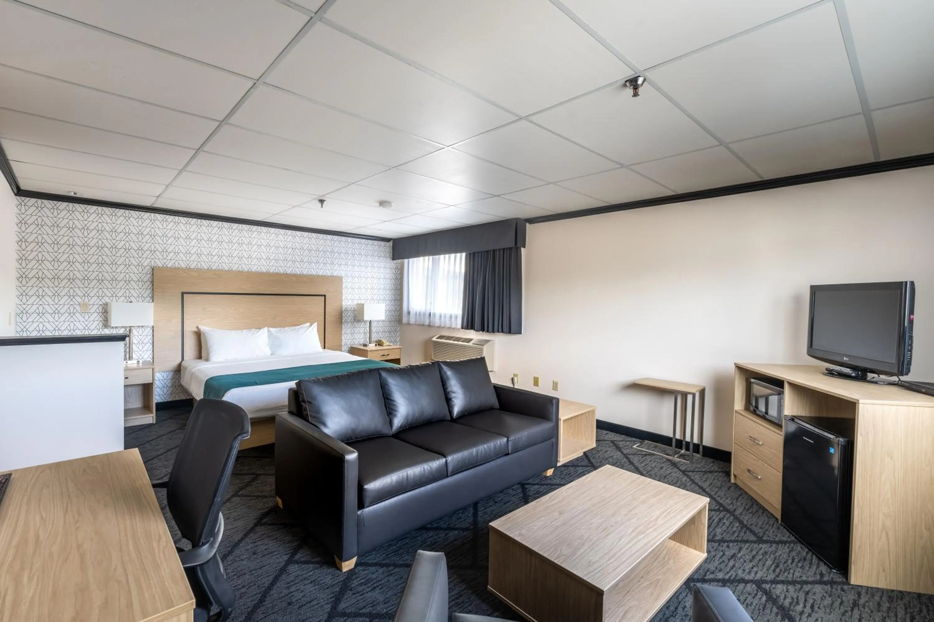 Bed in Sternwheeler Hotel & Conference Centre, Trademark by Wyndham