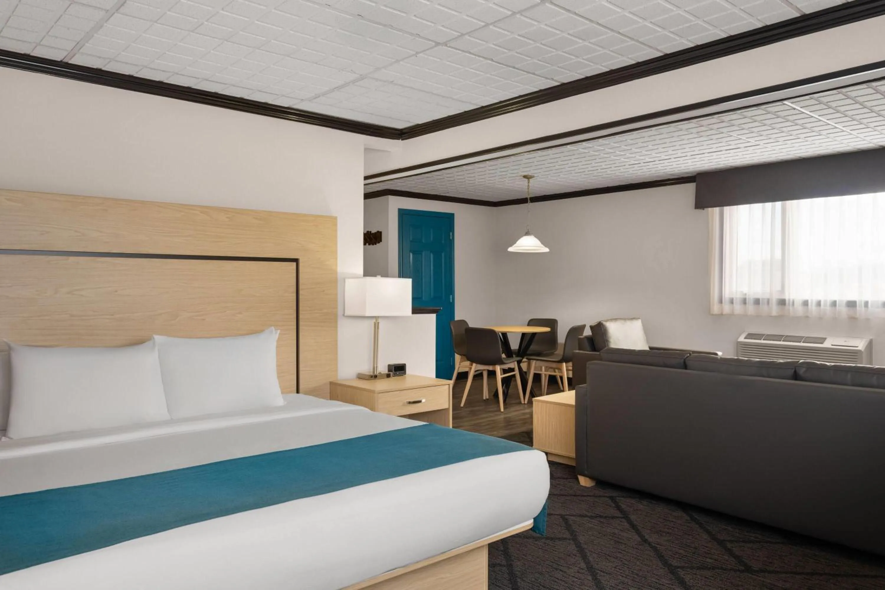 Photo of the whole room, Bed in Sternwheeler Hotel & Conference Centre, Trademark by Wyndham