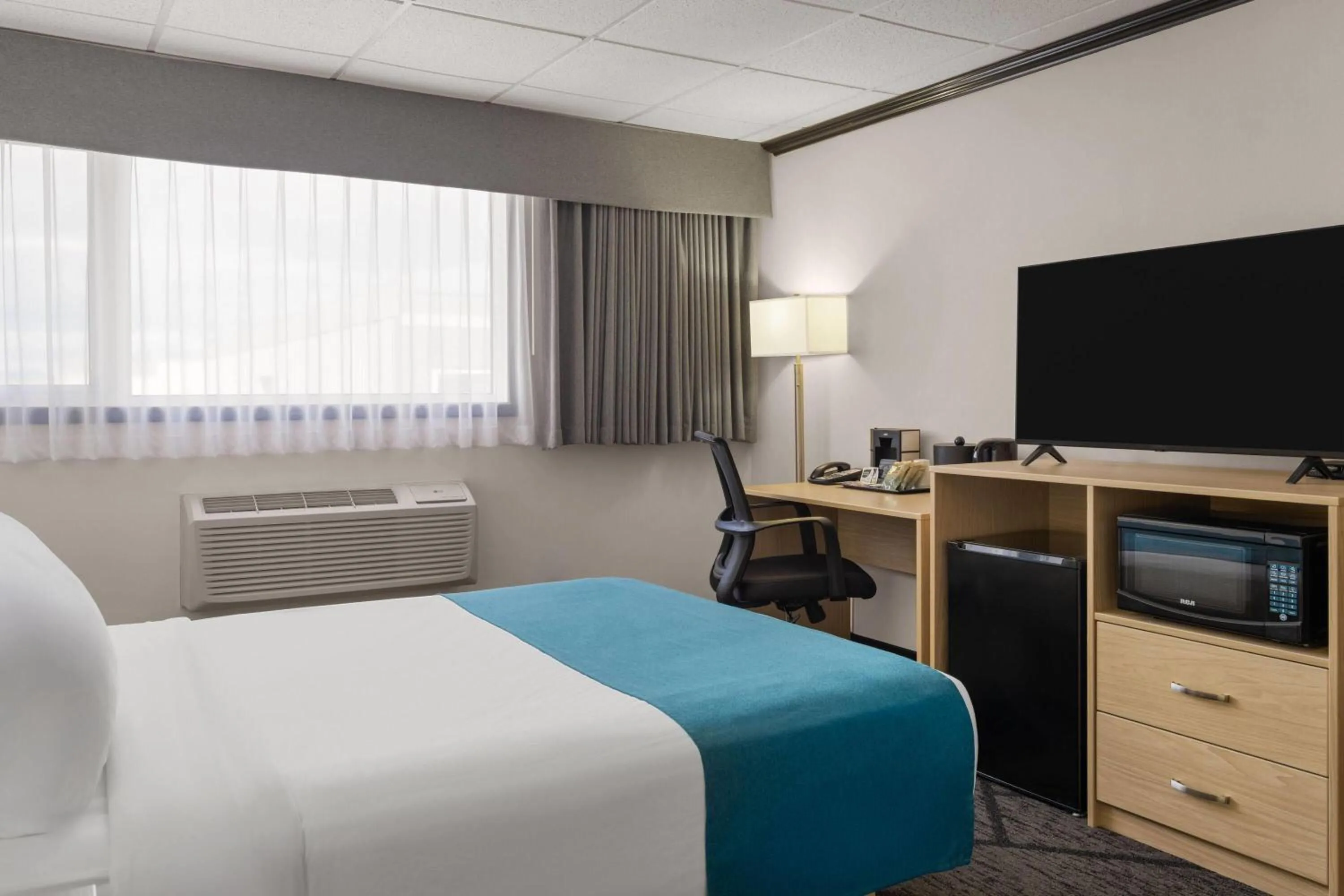 Photo of the whole room, Bed in Sternwheeler Hotel & Conference Centre, Trademark by Wyndham