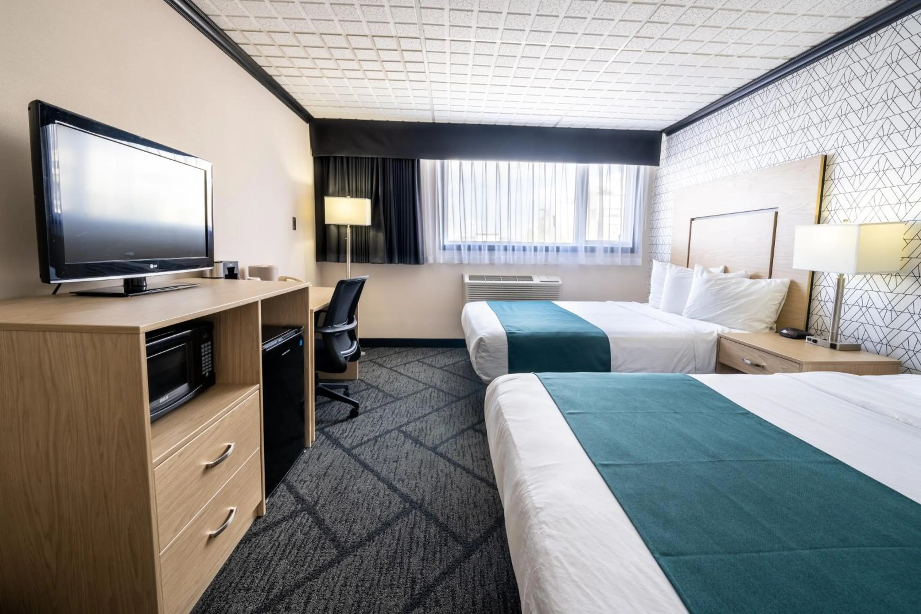 Bed in Sternwheeler Hotel & Conference Centre, Trademark by Wyndham