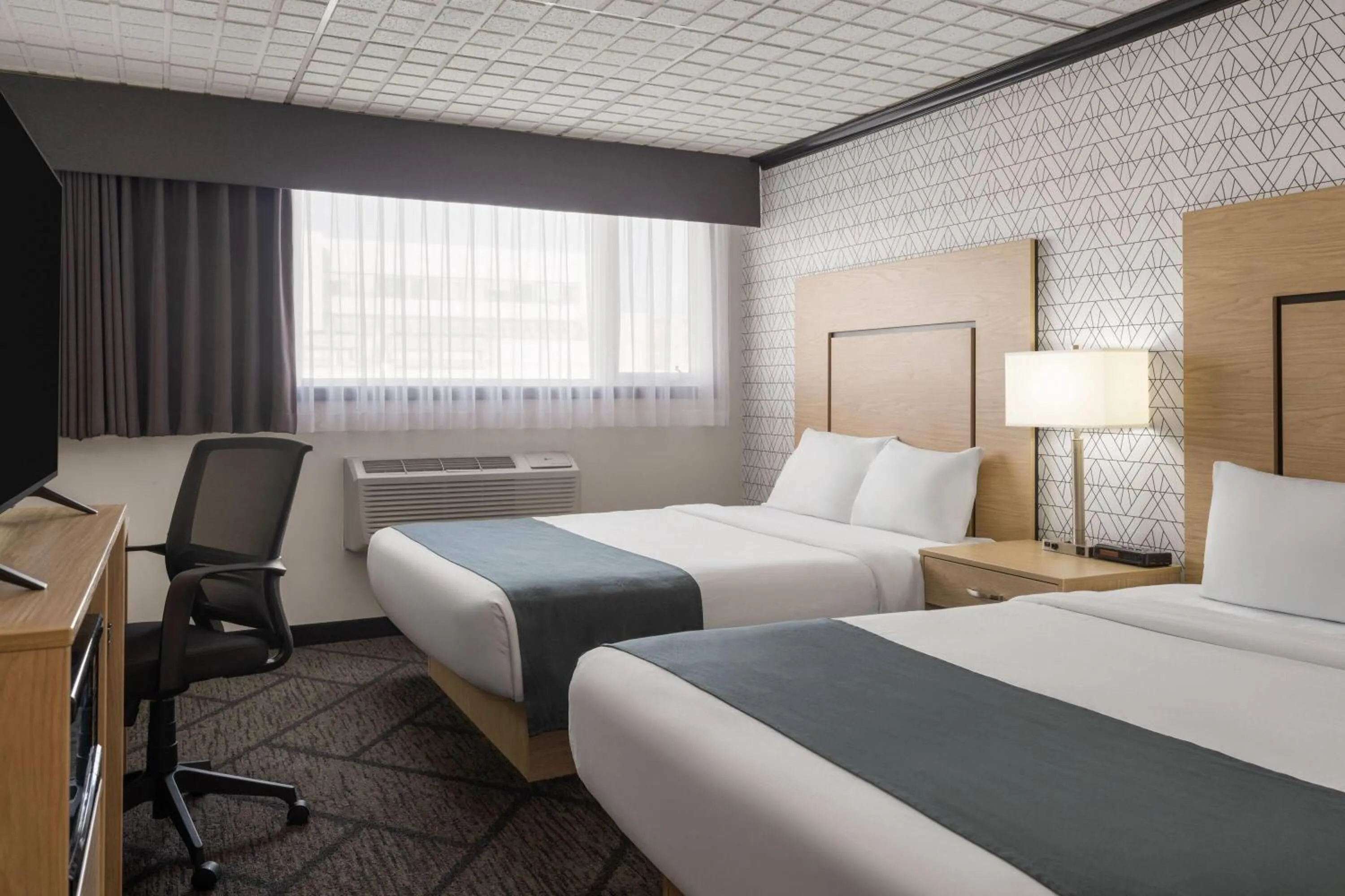 Photo of the whole room, Bed in Sternwheeler Hotel & Conference Centre, Trademark by Wyndham