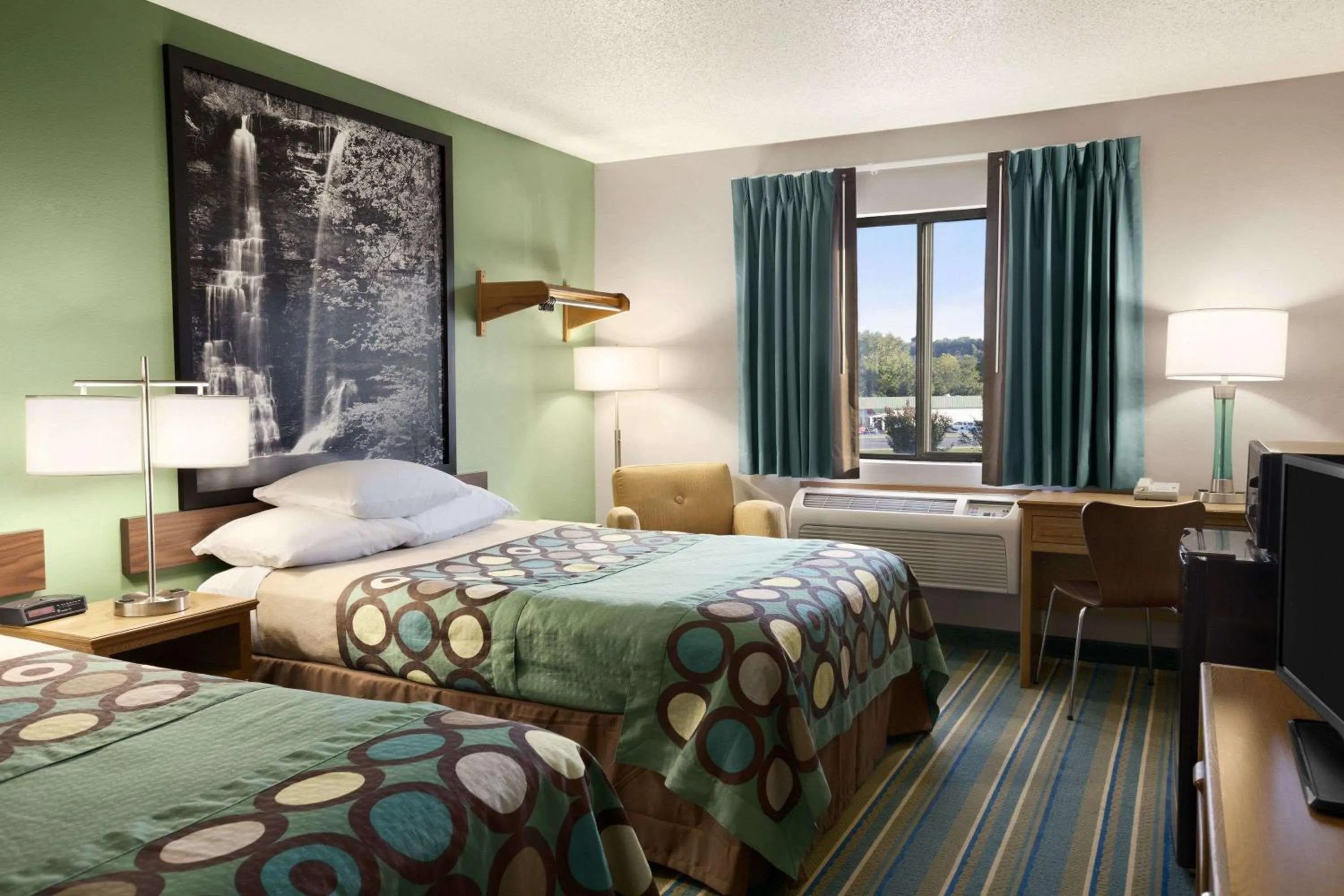 Photo of the whole room, Bed in Super 8 by Wyndham Batesville