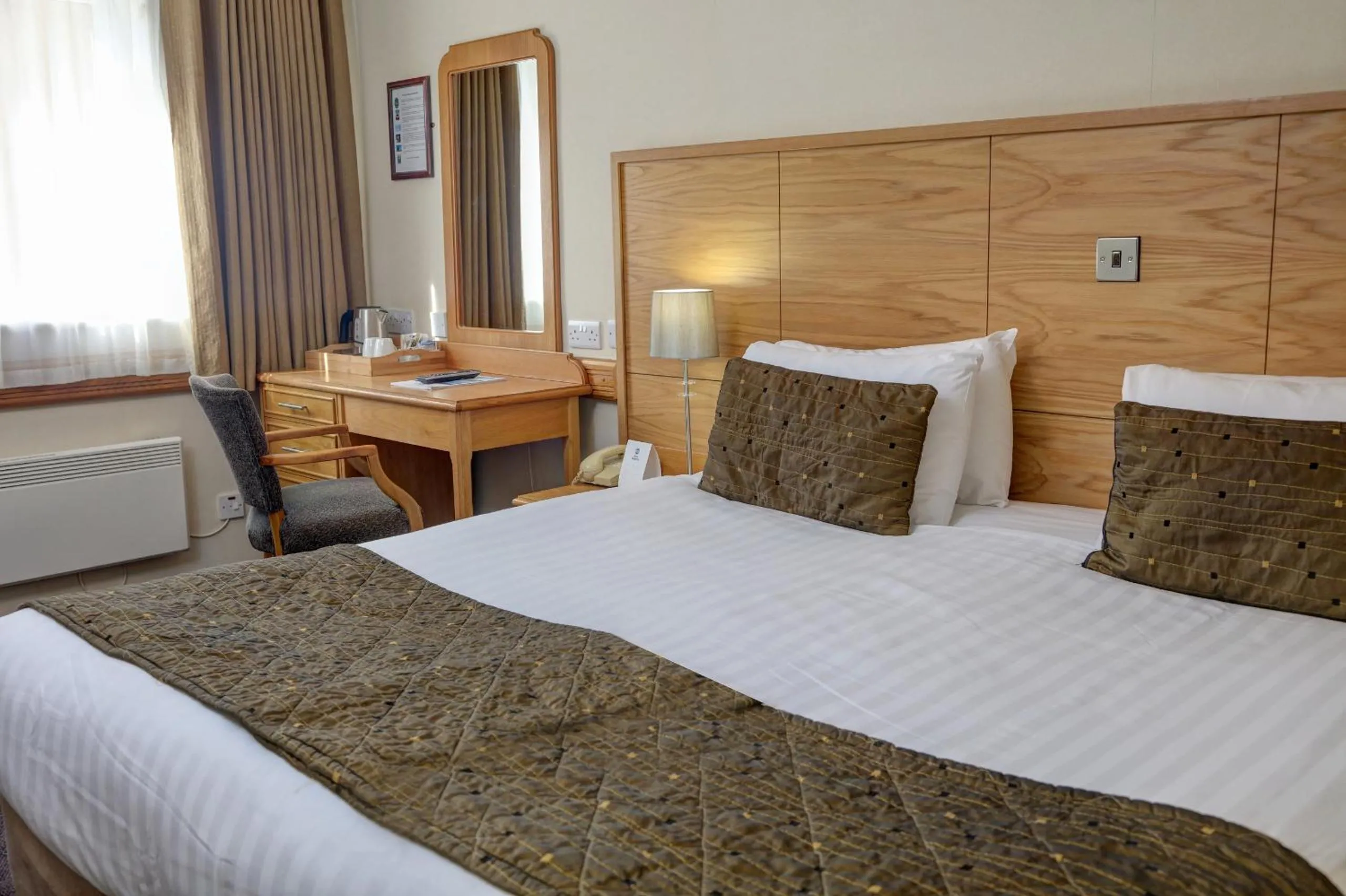 Bed in Best Western Kings Manor