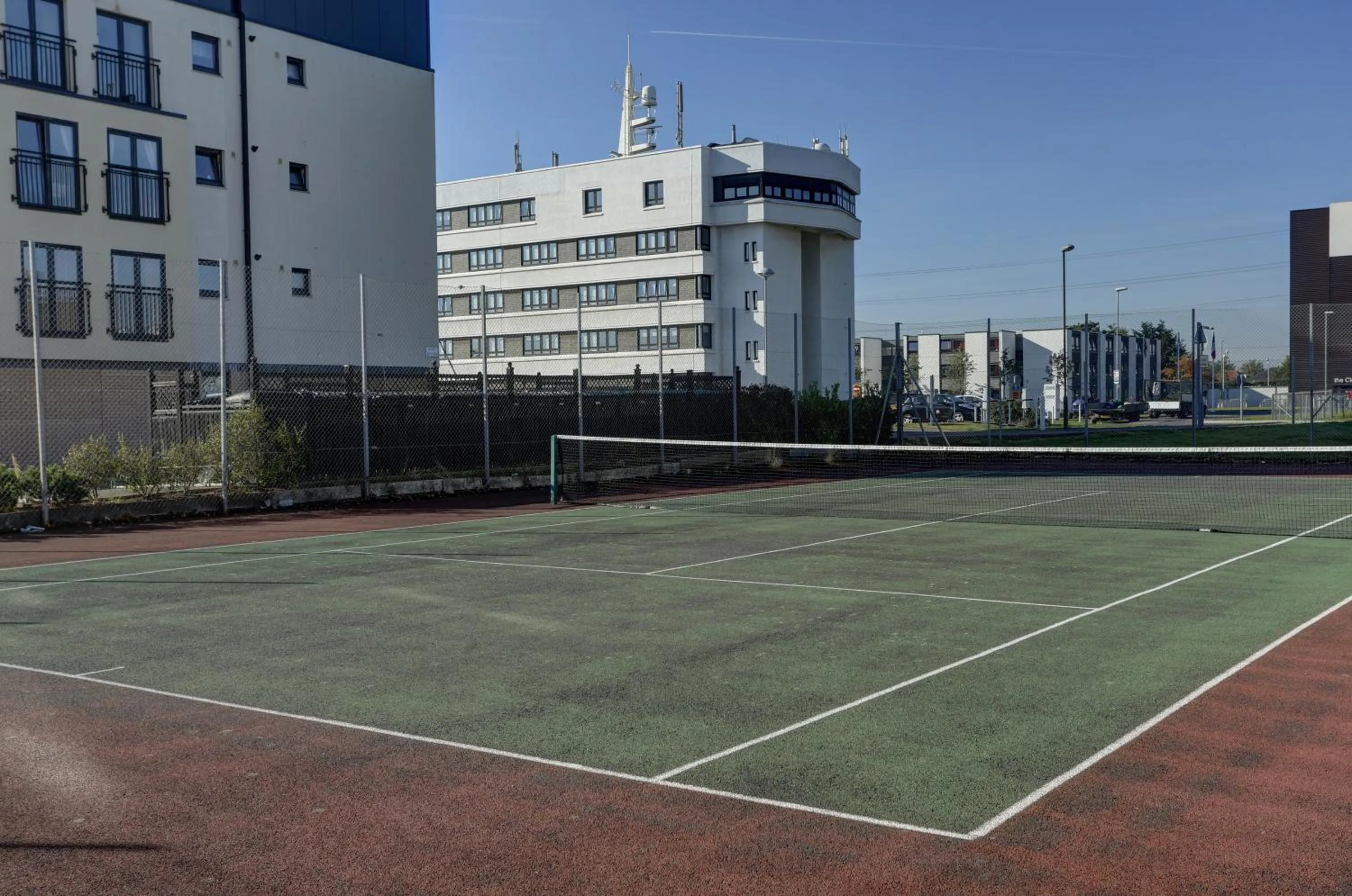 Tennis court in Best Western Kings Manor