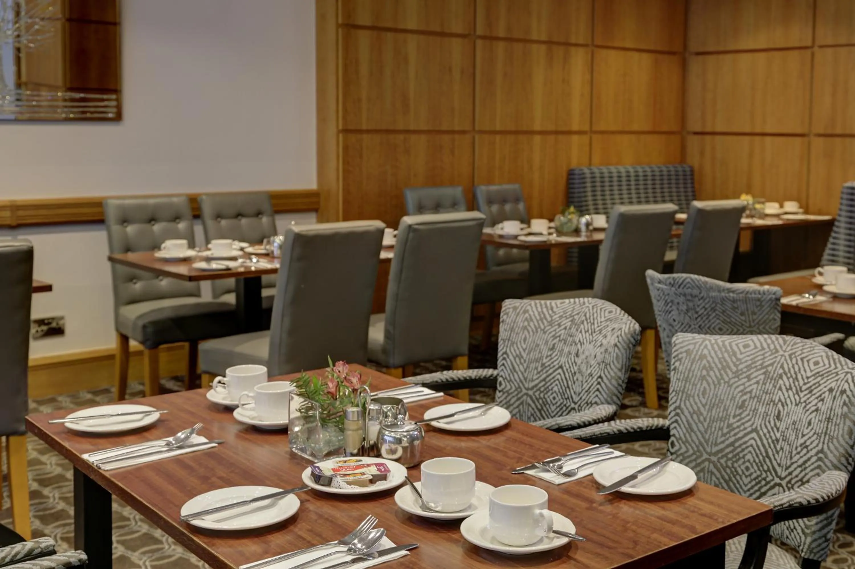 Restaurant/places to eat in Best Western Kings Manor