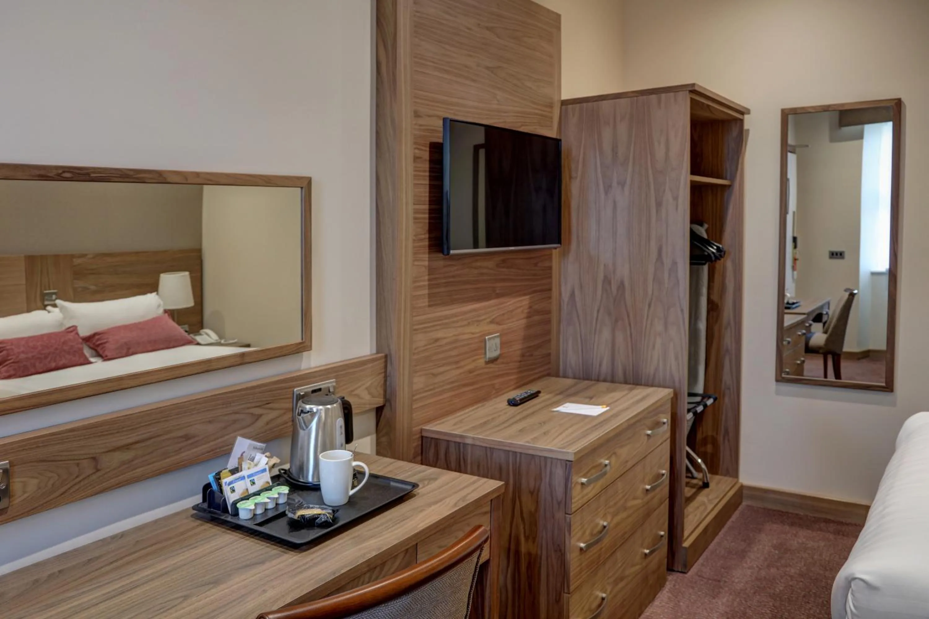 Photo of the whole room, Bed in Best Western Kings Manor