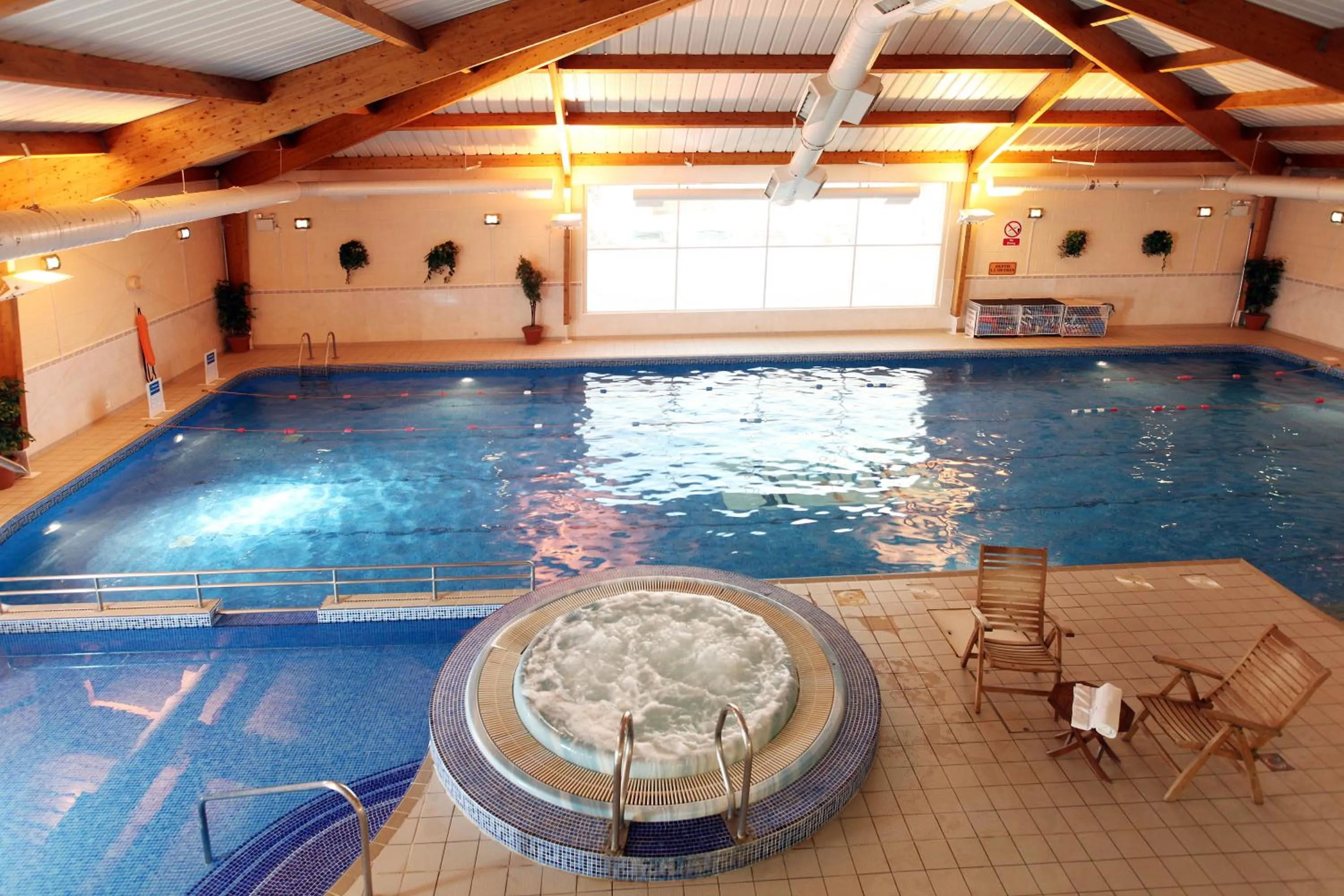 Swimming pool in Best Western Kings Manor