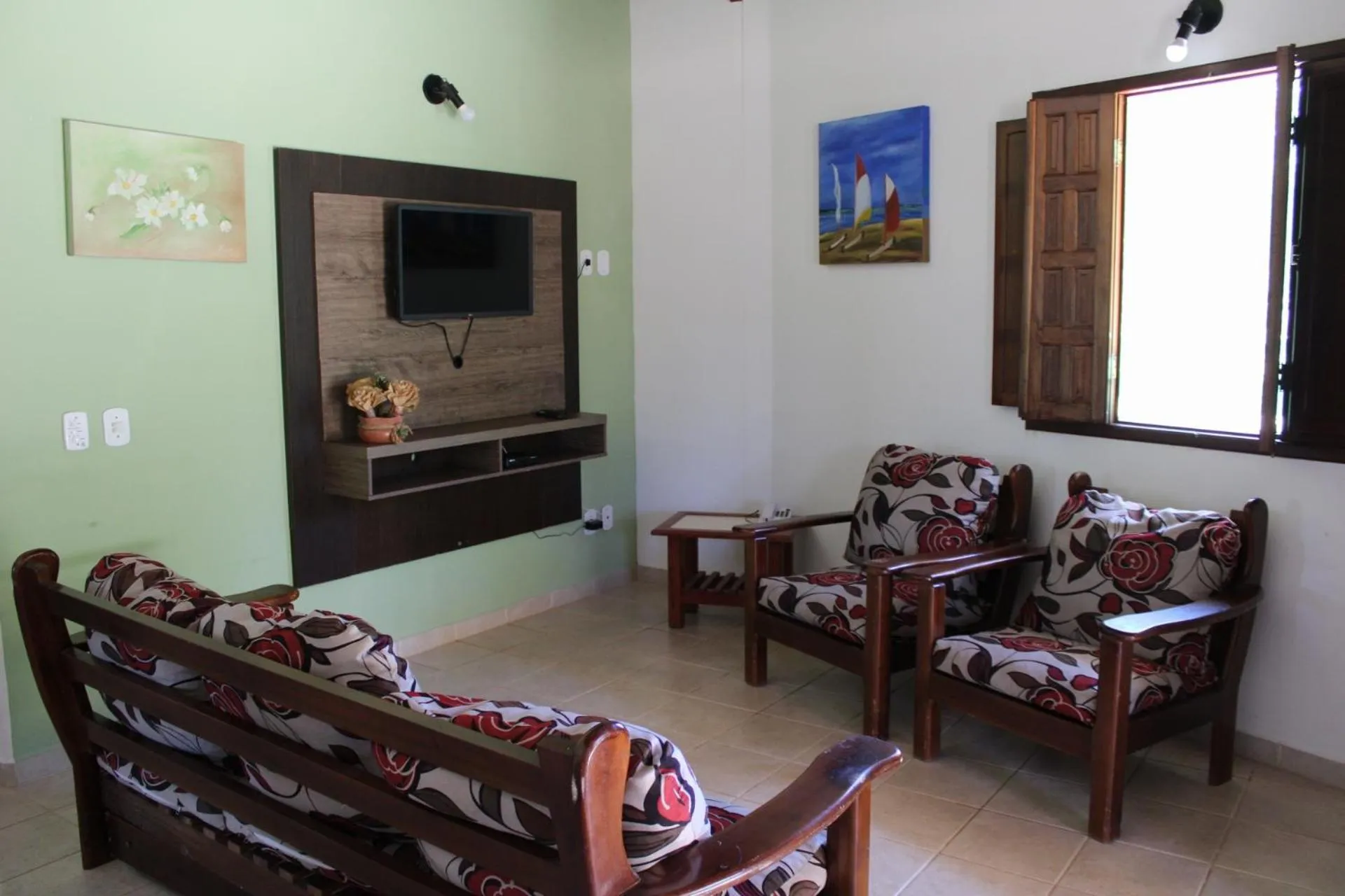 Communal lounge/ TV room in Hotel Residencial do Mirante