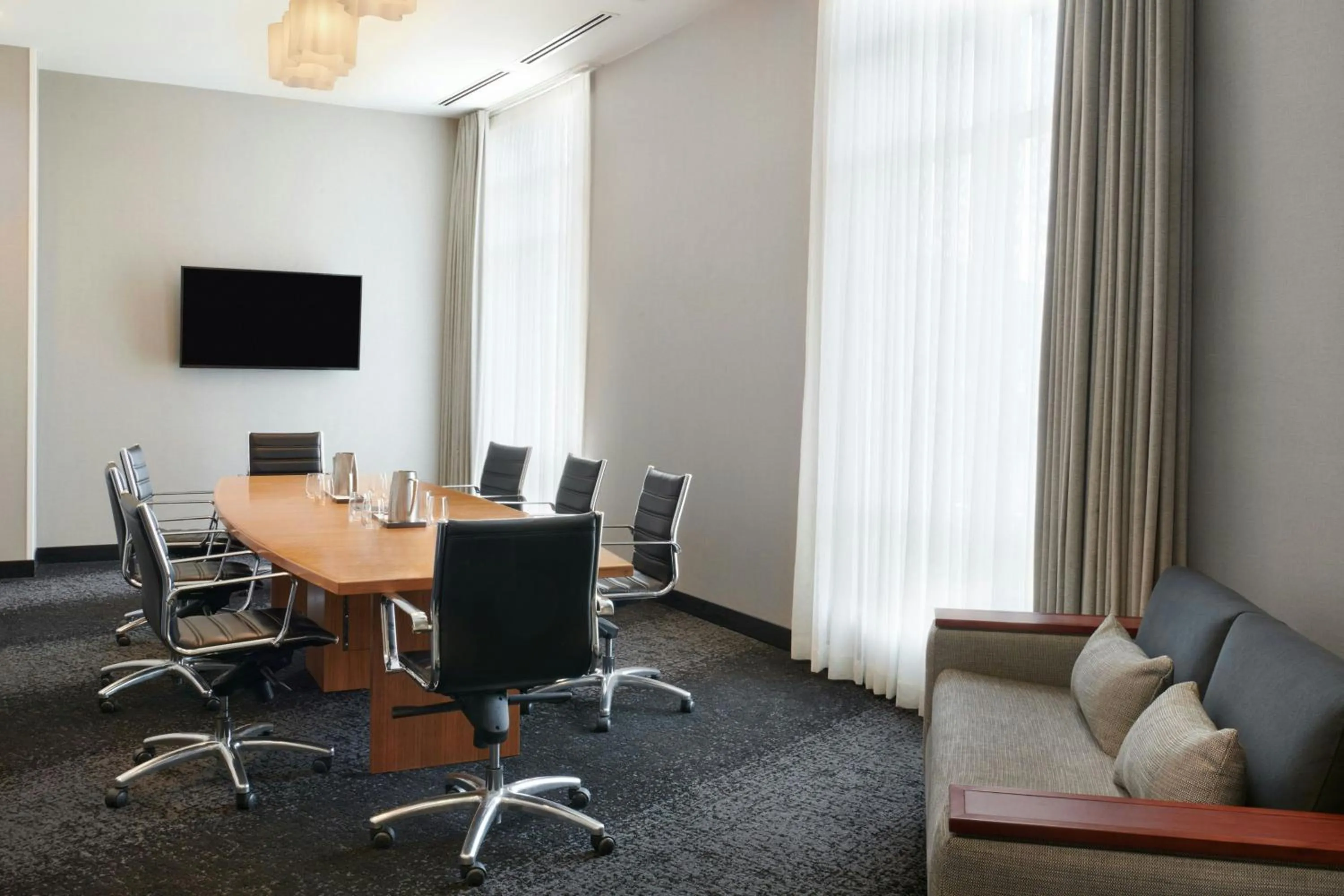 Meeting/conference room in Courtyard by Marriott Calgary Airport