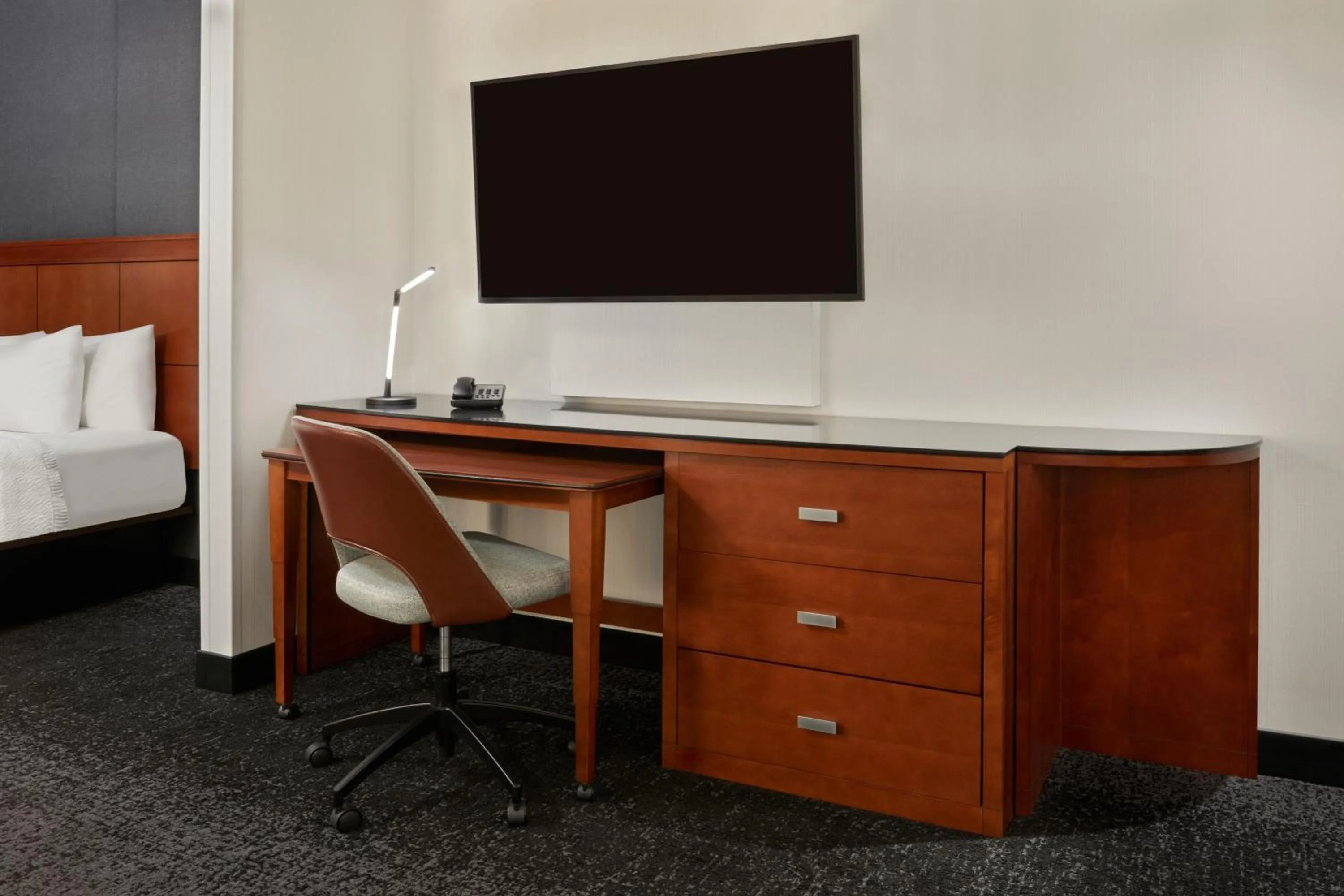 Photo of the whole room, Bed in Courtyard by Marriott Calgary Airport