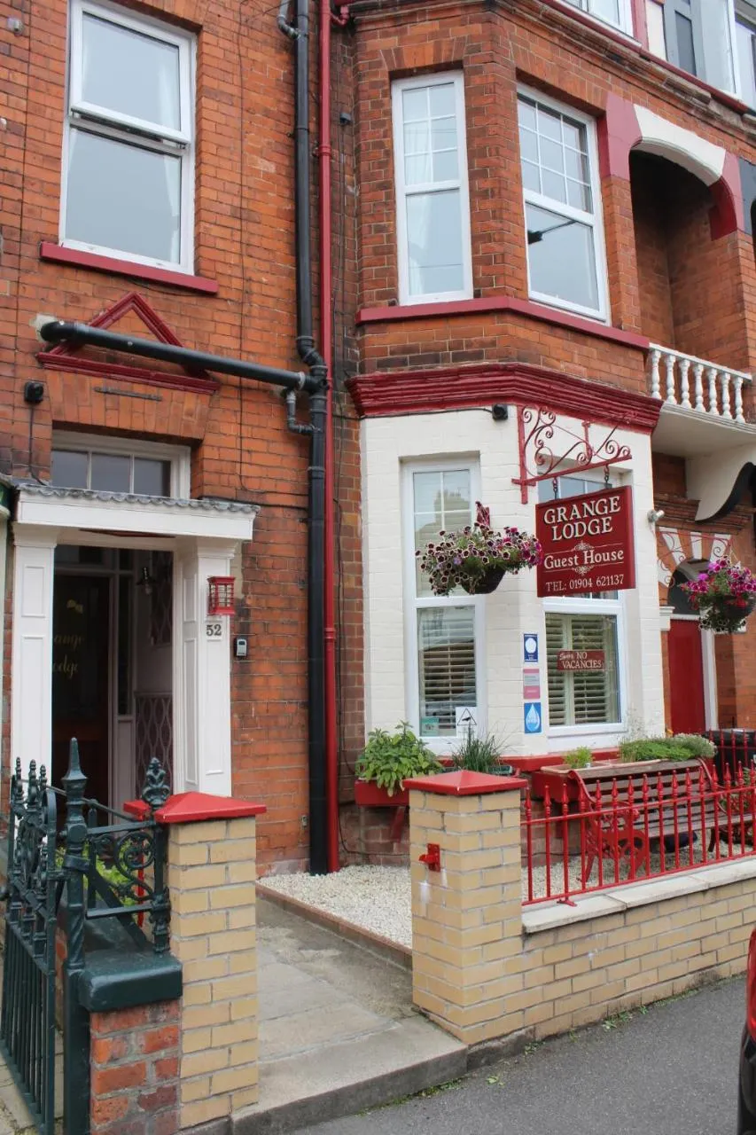 Facade/entrance in Grange Lodge