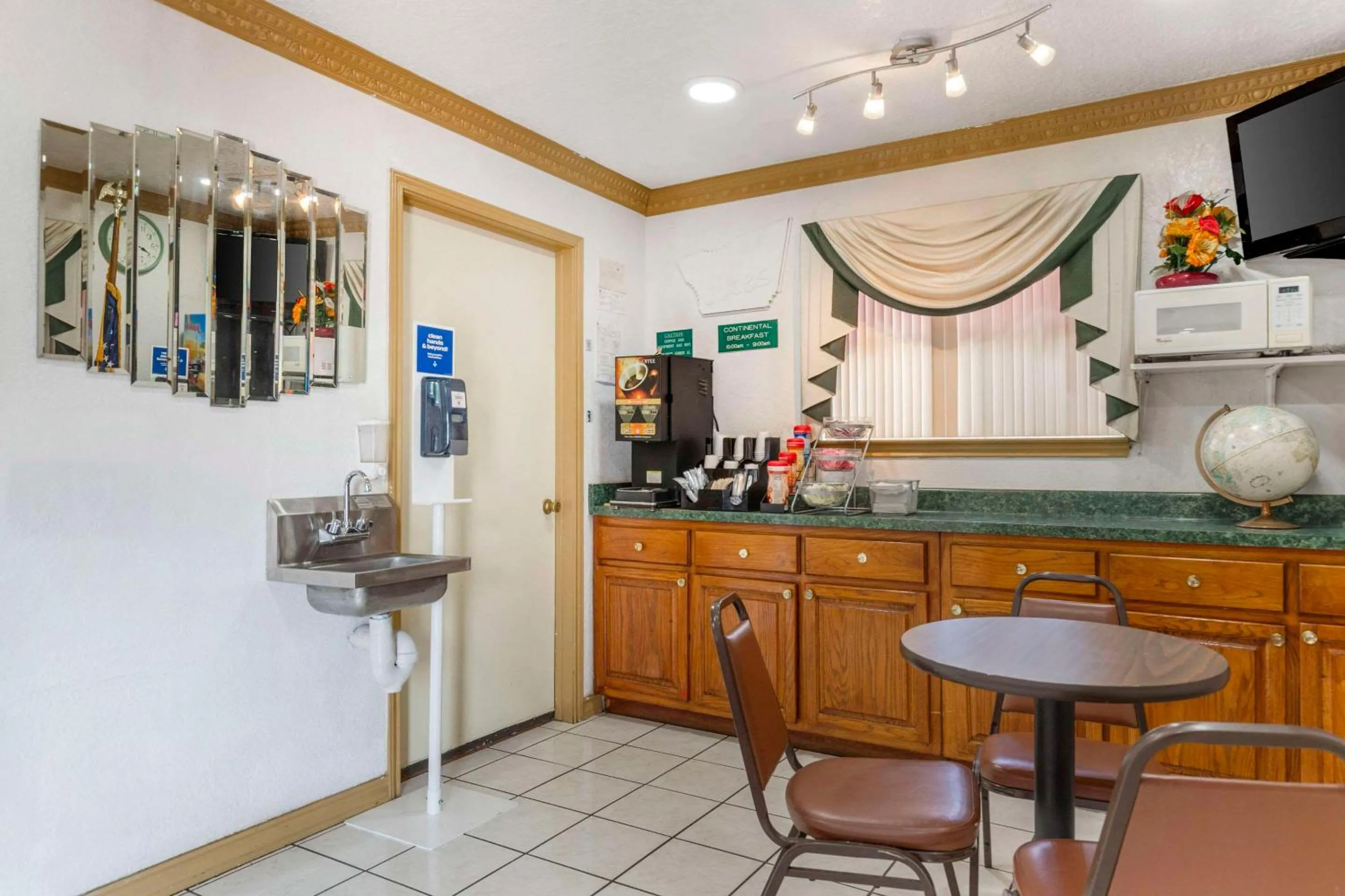 Coffee/tea facilities in Econo Lodge Inn & Suites Near Lackland AFB