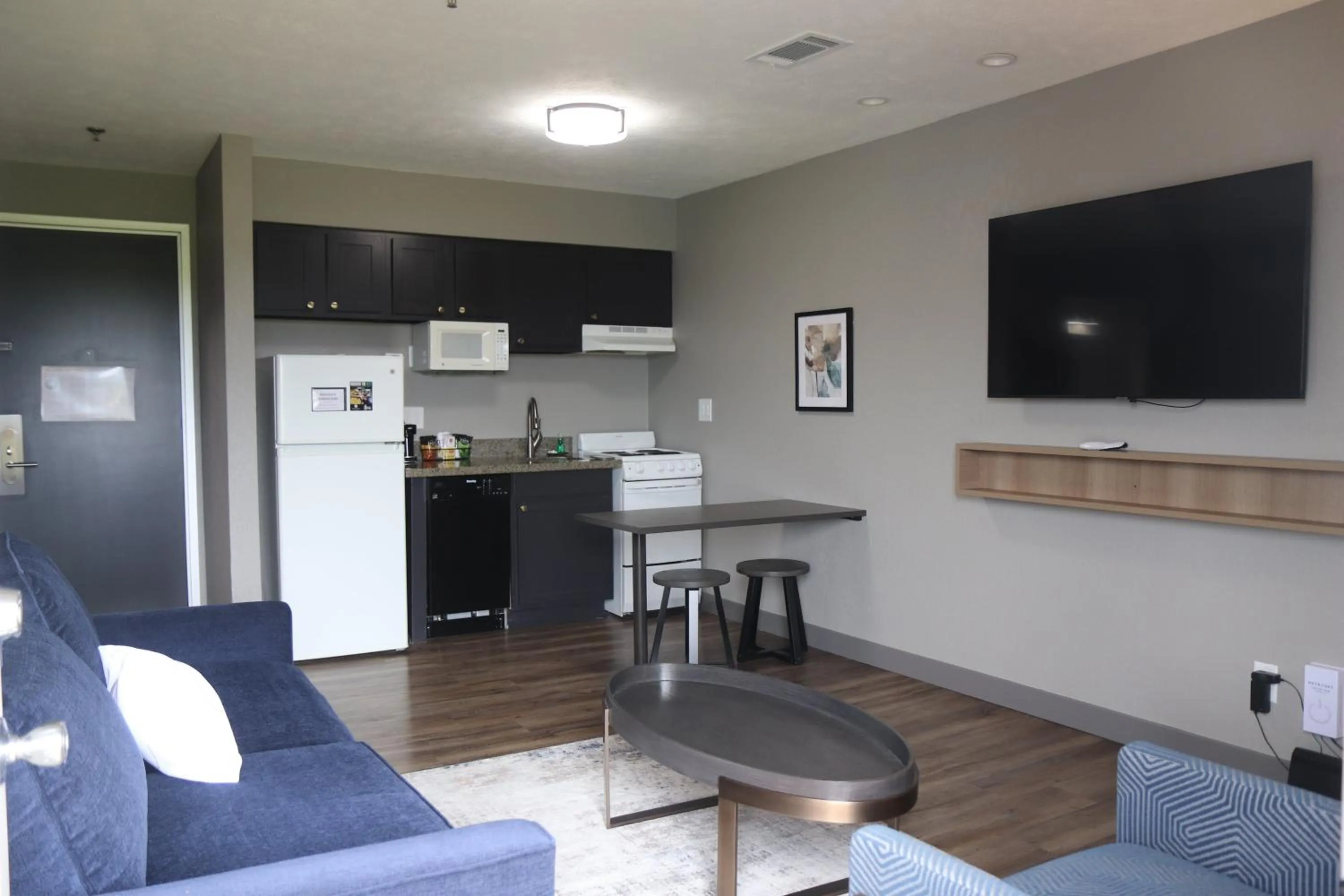 kitchen in Eastland Suites Hotel & Conference Ctr, Trademark by Wyndham