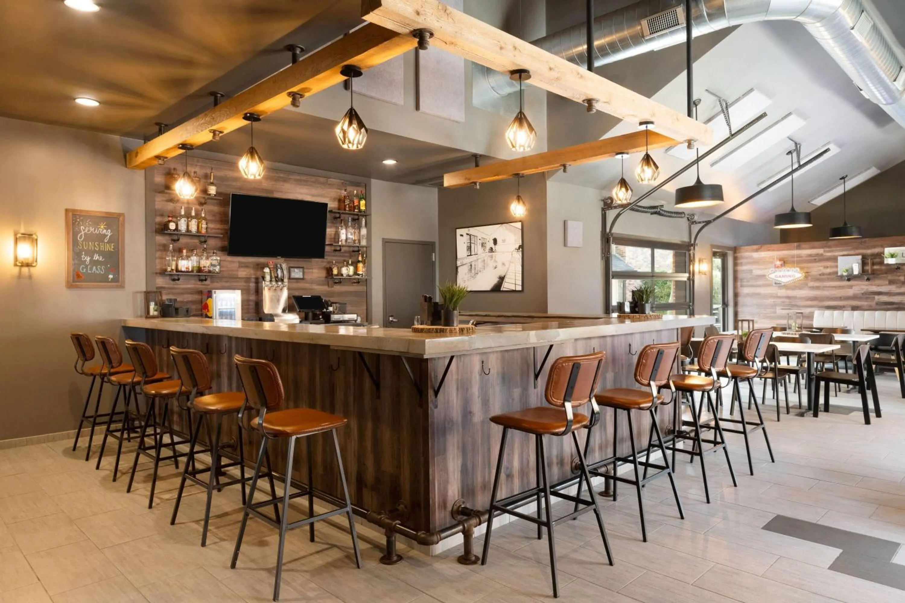 Lounge or bar in Eastland Suites Hotel & Conference Ctr, Trademark by Wyndham