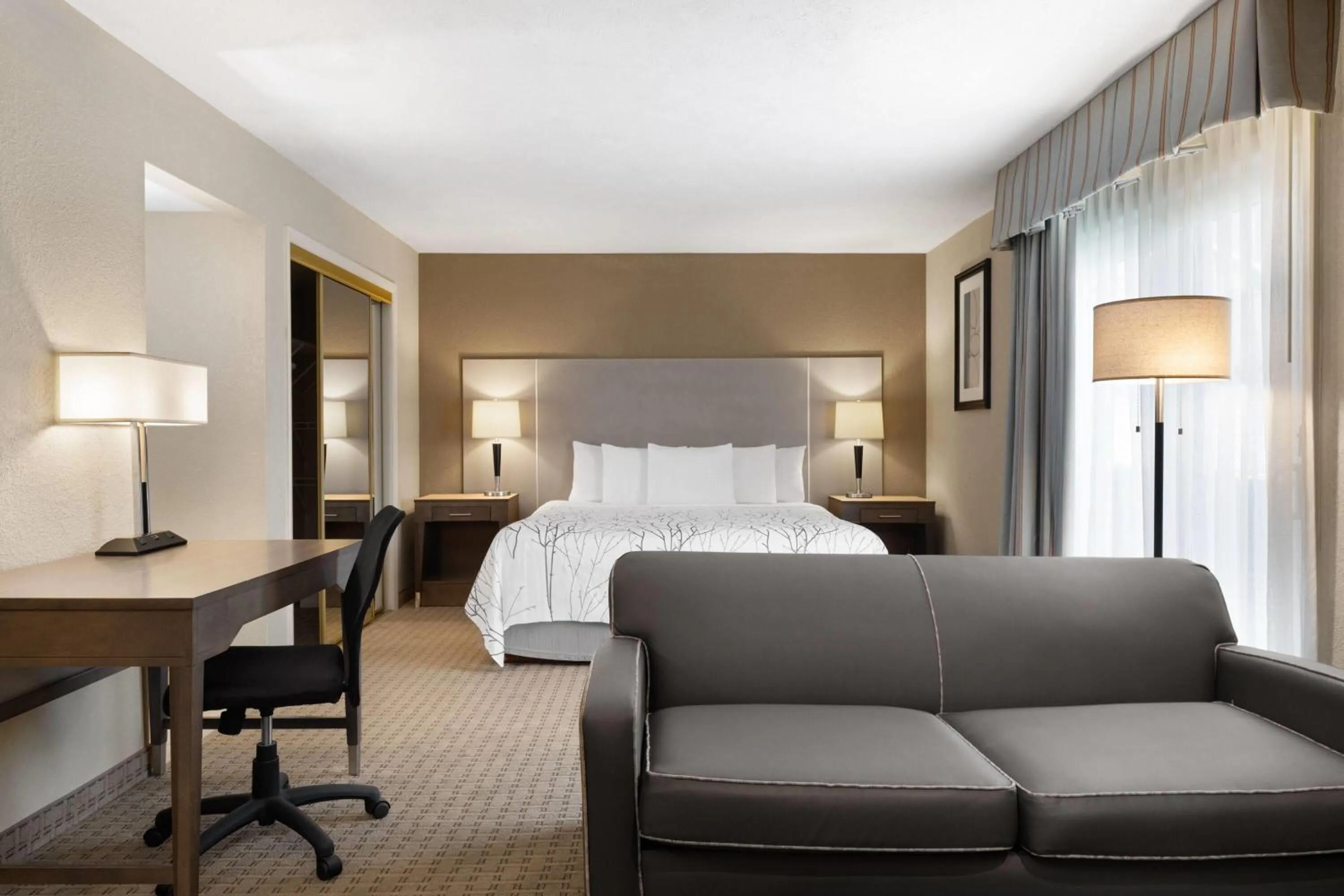 Photo of the whole room, Bed in Eastland Suites Hotel & Conference Ctr, Trademark by Wyndham
